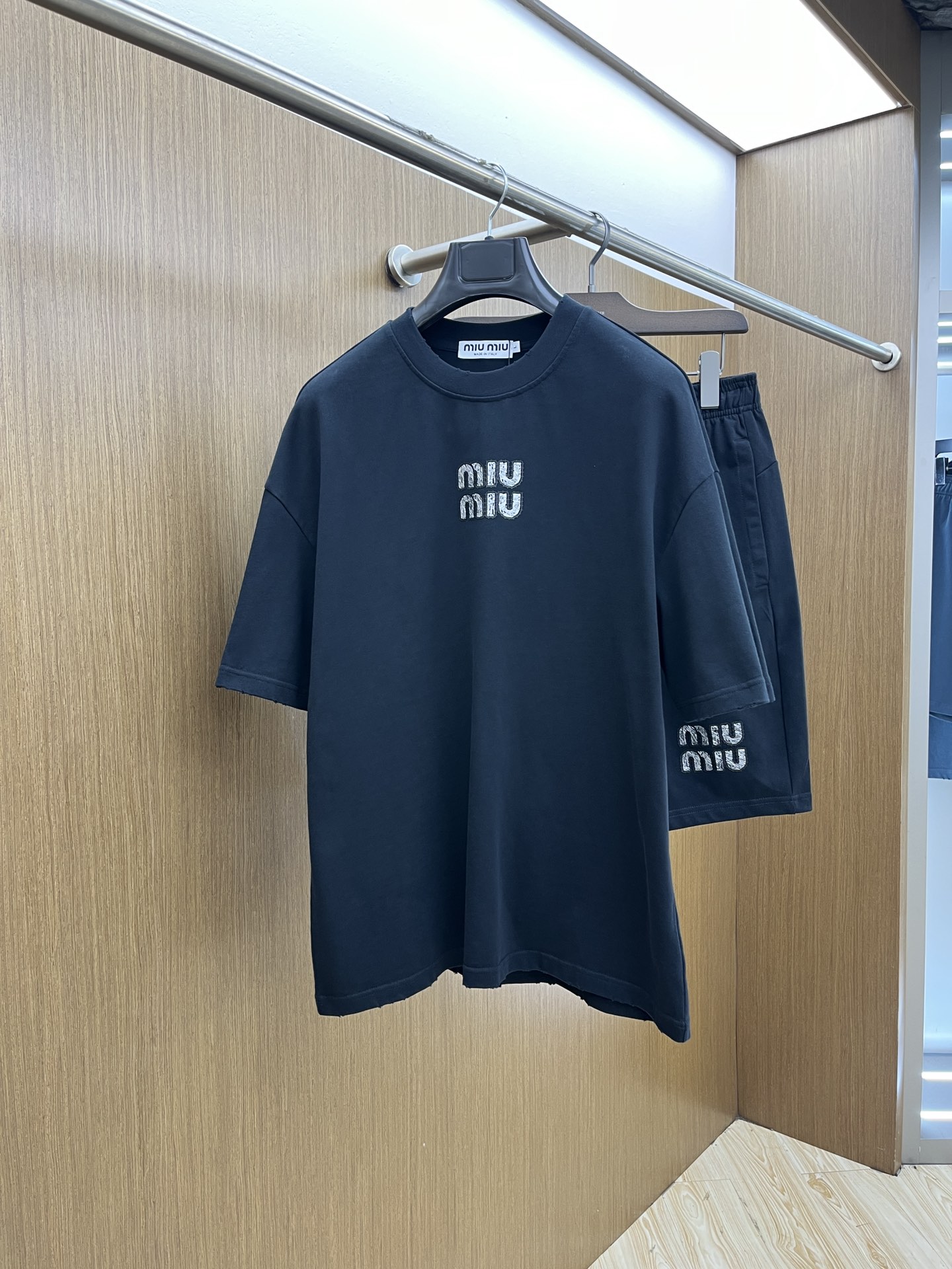 NO:160764,New style/set Miu Spring and Summer latest casual shorts short sleeve suit, men and women's styles, with few channels available for trading companies and are released on the official website at the same time!  Basically, it will have its back every season, and I look forward to the performances of all trendy men and women!  This model is made of top-grade pure cotton washing water materials!  It is hard to pick on whether it is skin-friendly or breathable when worn in close-fitting!  The upper body looks very white and supports the complexion of the skin!  Loose style cut, fls can easily match your own fashionable and high-end outfits, size M-2XL, miumiu, shorts, T-shirt, alexander wang19860909新款/套 Miu 春夏最新款休闲短裤短袖套装,男女款 贸易公司渠道稀出,同步官网发售！基本每一季都会有它的背影所在,期待着所有潮男潮女们的演绎！此款选用客供顶级纯棉洗水材质打造！贴身穿着亲肤感与透气性都无法挑剔！上身非常的显白承托肤色！宽松版型裁剪,fls无论男女皆可轻松搭配出属于自我的时尚高级穿搭 尺码M-2XL,,miumiu,shorts,T-shirt,alexander wang,Men's clothing