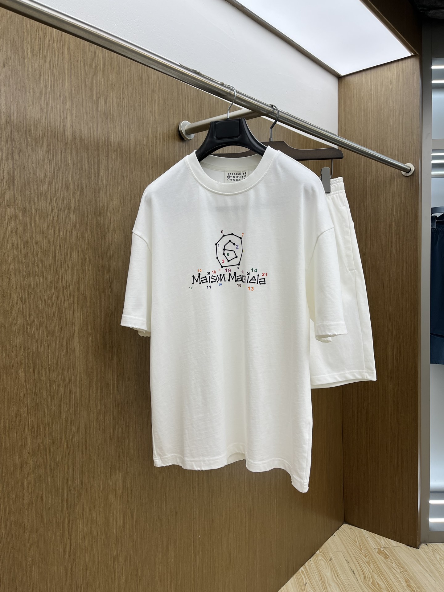 NO:160767,New/set MM6 Spring and summer latest casual shorts short sleeve suit, men and women's styles, with few channels for trading companies and are available on the official website at the same time!  Basically, it will have its back every season, and I look forward to the performances of all trendy men and women!  This model is made of top-grade pure cotton washing water materials!  It is hard to pick on whether it is skin-friendly or breathable when worn in close-fitting!  The upper body looks very white and supports the complexion of the skin!  Loose style cut, fls can easily match their own fashionable and high-end outfits, size M-2XL, masion margiela, shorts, T-shirt, alexander wang19860909新款/套 MM6 春夏最新款休闲短裤短袖套装,男女款 贸易公司渠道稀出,同步官网发售！基本每一季都会有它的背影所在,期待着所有潮男潮女们的演绎！此款选用客供顶级纯棉洗水材质打造！贴身穿着亲肤感与透气性都无法挑剔！上身非常的显白承托肤色！宽松版型裁剪,fls无论男女皆可轻松搭配出属于自我的时尚高级穿搭 尺码M-2XL,,masion margiela,shorts,T-shirt,alexander wang,Men's clothing