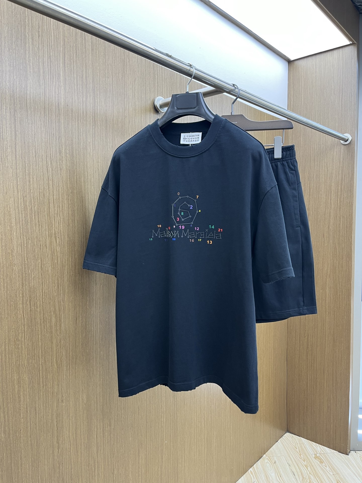 NO:160770,New/set MM6 Spring and summer latest casual shorts short sleeve suit, men and women's styles, with few channels for trading companies and are available on the official website at the same time!  Basically, it will have its back every season, and I look forward to the performances of all trendy men and women!  This model is made of top-grade pure cotton washing water materials!  It is hard to pick on whether it is skin-friendly or breathable when worn in close-fitting!  The upper body looks very white and supports the complexion of the skin!  Loose style cut, fls can easily match their own fashionable and high-end outfits, size M-2XL, masion margiela, shorts, T-shirt, alexander wang19860909新款/套 MM6 春夏最新款休闲短裤短袖套装,男女款 贸易公司渠道稀出,同步官网发售！基本每一季都会有它的背影所在,期待着所有潮男潮女们的演绎！此款选用客供顶级纯棉洗水材质打造！贴身穿着亲肤感与透气性都无法挑剔！上身非常的显白承托肤色！宽松版型裁剪,fls无论男女皆可轻松搭配出属于自我的时尚高级穿搭 尺码M-2XL,,masion margiela,shorts,T-shirt,alexander wang,Men's clothing