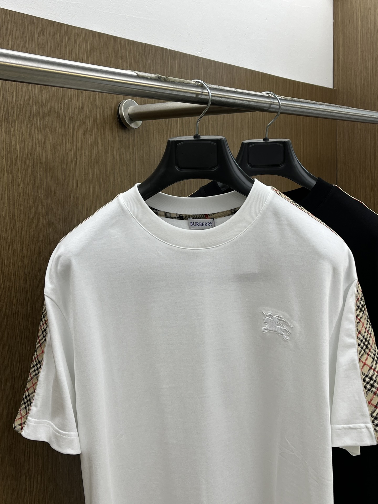 Burberry Short Sleeve T-Shirt - Premium Cotton, Designer Logo, Stylish Fit 3 i1746816337 1052 2