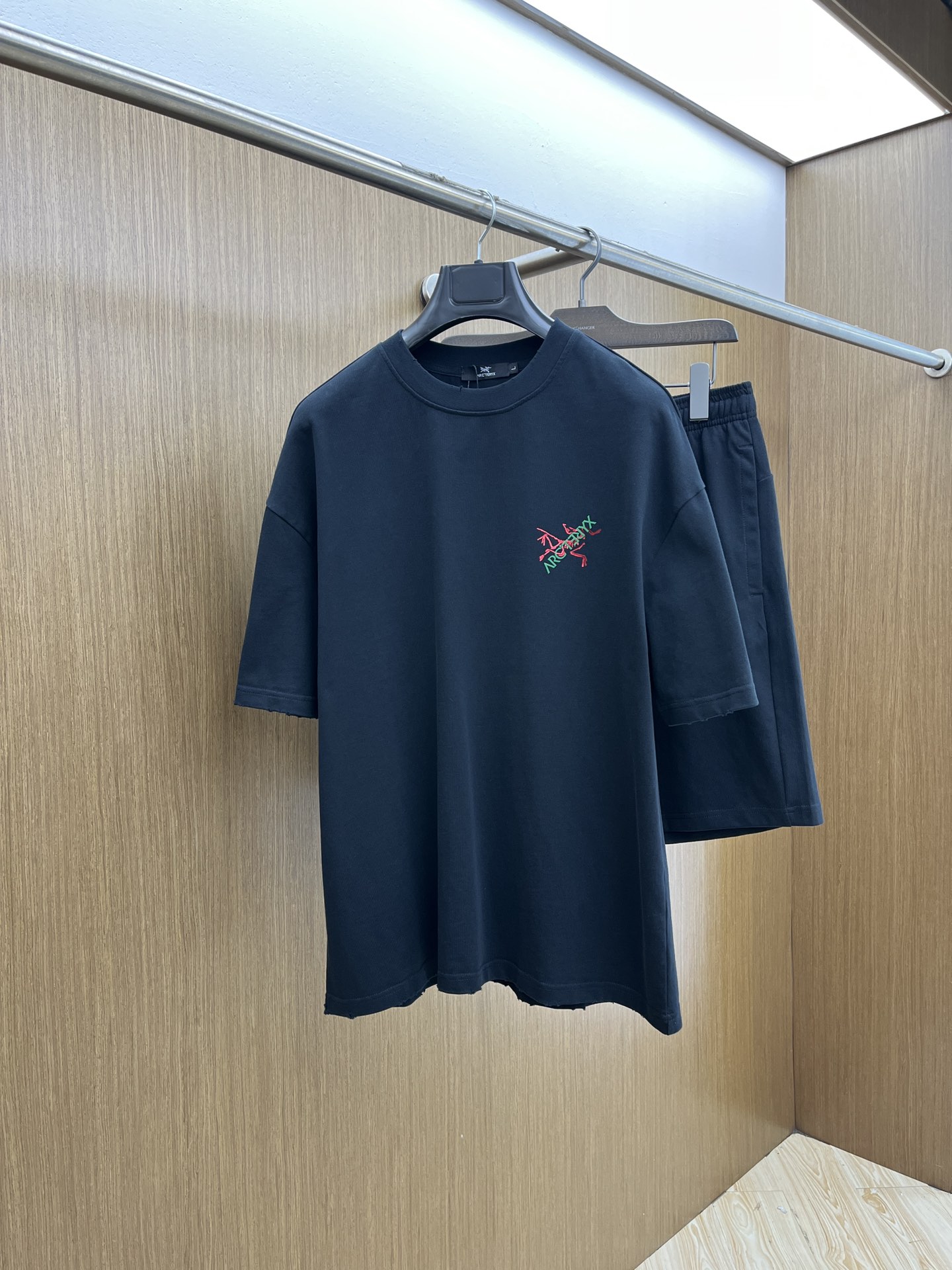 NO:463422,New/set ARC spring and summer latest casual shorts short sleeve suit, men and women's trading company channels are available, and it is released on the official website at the same time!  Basically, it will have its back every season, and I look forward to the performances of all trendy men and women!  This model is made of top-grade pure cotton washing water materials!  It is hard to pick on whether it is skin-friendly or breathable when worn in close-fitting!  The upper body looks very white and supports the complexion of the skin!  Loose style cut, fls can easily match their own fashionable and high-end outfits, size M-2XL!  ,,shorts,T-shirt,alexander wang19860909新款/套 ARC 春夏最新款休闲短裤短袖套装,男女款 贸易公司渠道稀出,同步官网发售！基本每一季都会有它的背影所在,期待着所有潮男潮女们的演绎！此款选用客供顶级纯棉洗水材质打造！贴身穿着亲肤感与透气性都无法挑剔！上身非常的显白承托肤色！宽松版型裁剪,fls无论男女皆可轻松搭配出属于自我的时尚高级穿搭 尺码M-2XL ！,,shorts,T-shirt,alexander wang,Men's clothing