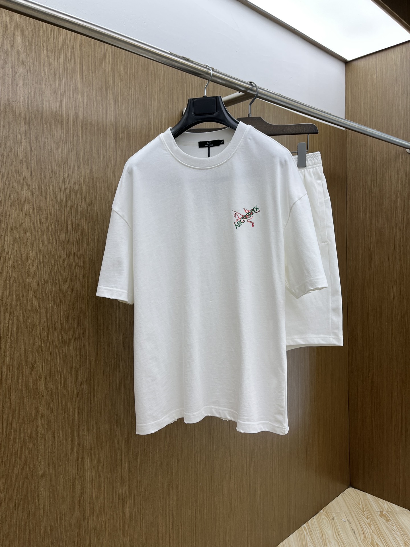 NO:472867,New/set ARC spring and summer latest casual shorts short sleeve suit, men and women's trading company channels are available, and it is released on the official website at the same time!  Basically, it will have its back every season, and I look forward to the performances of all trendy men and women!  This model is made of top-grade pure cotton washing water materials!  It is hard to pick on whether it is skin-friendly or breathable when worn in close-fitting!  The upper body looks very white and supports the complexion of the skin!  Loose style cut, fls can easily match their own fashionable and high-end outfits, size M-2XL, shorts, T-shirt, alexander wang19860909新款/套 ARC 春夏最新款休闲短裤短袖套装,男女款 贸易公司渠道稀出,同步官网发售！基本每一季都会有它的背影所在,期待着所有潮男潮女们的演绎！此款选用客供顶级纯棉洗水材质打造！贴身穿着亲肤感与透气性都无法挑剔！上身非常的显白承托肤色！宽松版型裁剪,fls无论男女皆可轻松搭配出属于自我的时尚高级穿搭 尺码M-2XL,,shorts,T-shirt,alexander wang,Men's clothing