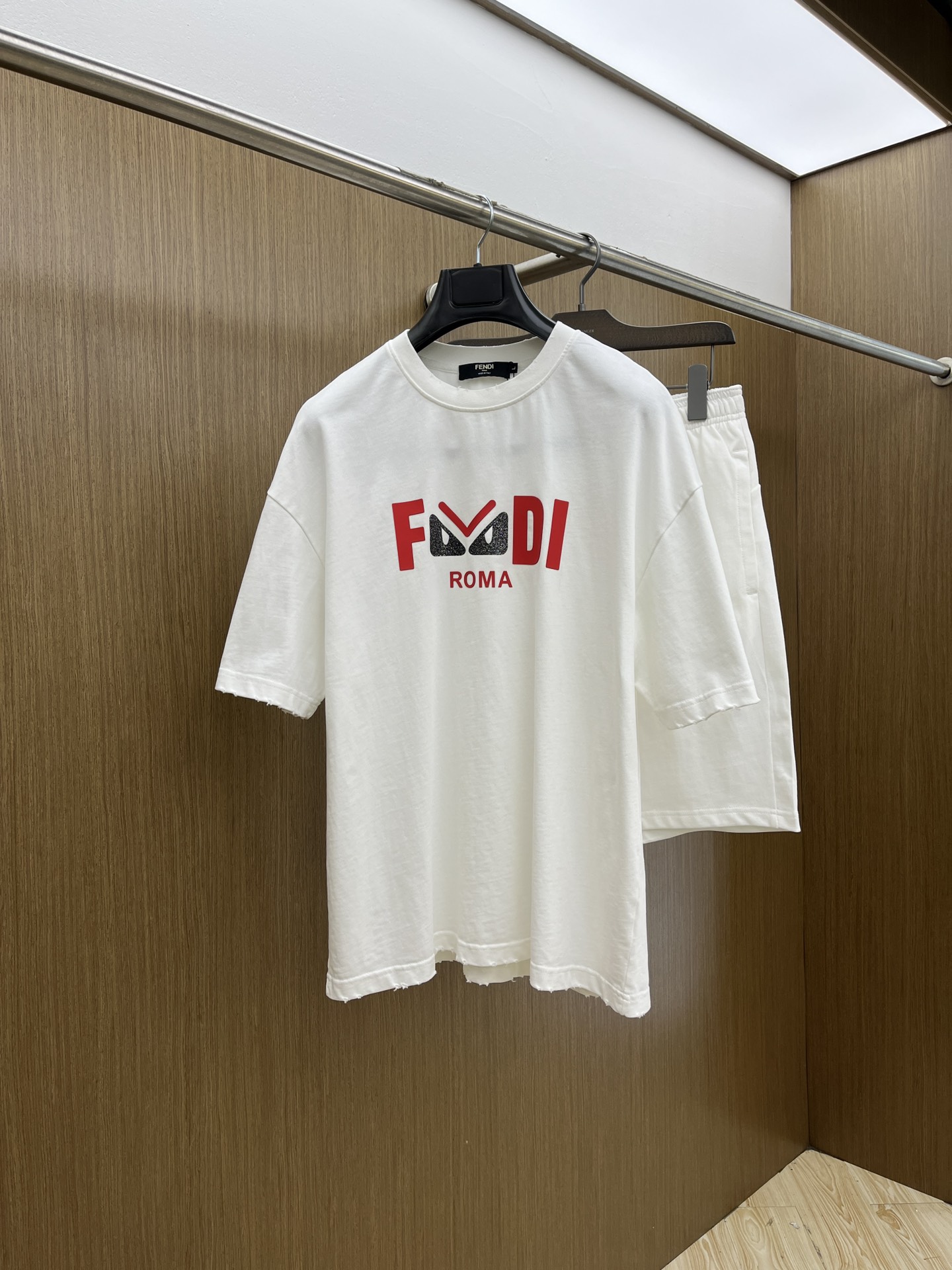 NO:472873,New style/set FD Spring and Summer latest casual shorts short sleeve suit, men and women's styles, with rare channels for trading companies and are released on the official website at the same time!  Basically, it will have its back every season, and I look forward to the performances of all trendy men and women!  This model is made of top-grade pure cotton washing water materials!  It is hard to pick on whether it is skin-friendly or breathable when worn in close-fitting!  The upper body looks very white and supports the complexion of the skin!  Loose style cut, fls can easily match their own fashionable and high-end outfits, size M-2XL, shorts, T-shirt, alexander wang19860909新款/套 FD 春夏最新款休闲短裤短袖套装,男女款 贸易公司渠道稀出,同步官网发售！基本每一季都会有它的背影所在,期待着所有潮男潮女们的演绎！此款选用客供顶级纯棉洗水材质打造！贴身穿着亲肤感与透气性都无法挑剔！上身非常的显白承托肤色！宽松版型裁剪,fls无论男女皆可轻松搭配出属于自我的时尚高级穿搭 尺码M-2XL,,shorts,T-shirt,alexander wang,Men's clothing