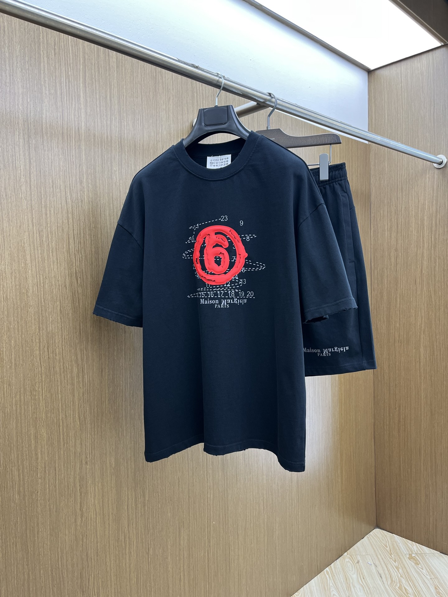 NO:463428,New/set MM6 Spring and summer latest casual shorts short sleeve suit, men and women's styles, with few channels for trading companies and are available on the official website at the same time!  Basically, it will have its back every season, and I look forward to the performances of all trendy men and women!  This model is made of top-grade pure cotton washing water materials!  It is hard to pick on whether it is skin-friendly or breathable when worn in close-fitting!  The upper body looks very white and supports the complexion of the skin!  Loose style cut, fls can easily match their own fashionable and high-end outfits, size M-2XL!  ,,masion margiela,shorts,T-shirt,alexander wang19860909新款/套 MM6 春夏最新款休闲短裤短袖套装,男女款 贸易公司渠道稀出,同步官网发售！基本每一季都会有它的背影所在,期待着所有潮男潮女们的演绎！此款选用客供顶级纯棉洗水材质打造！贴身穿着亲肤感与透气性都无法挑剔！上身非常的显白承托肤色！宽松版型裁剪,fls无论男女皆可轻松搭配出属于自我的时尚高级穿搭 尺码M-2XL ！,,masion margiela,shorts,T-shirt,alexander wang,Men's clothing