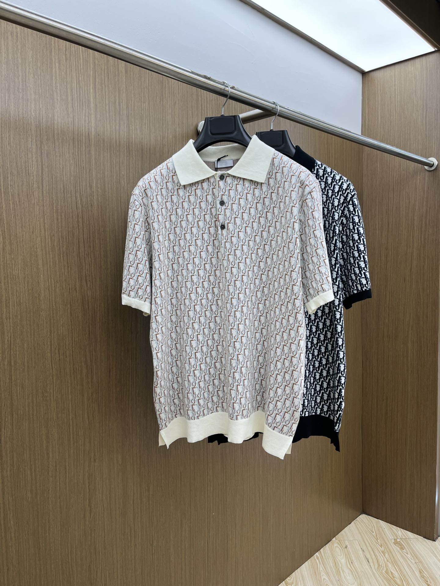 NO:427746,Dior 2025 new alphabet jacquard short-sleeved knitted short-sleeved Polo shirt This knitted Polo shirt is decorated with classic Oblique print. It is carefully crafted from cotton jacquard fabric, straight cut, button closure and ribbed details are more refined. It can be matched with various shapes, GZ highlights personality. Color black and white Size S-XXL,,dior,dior,T-shirt,alexander wang19860909Dior迪奥2025新款字母提花短袖针织短袖Polo衫 这款针织 Polo 衫饰以经典的 Oblique 印花.采用棉质提花面料精心制作,直筒剪裁,纽扣开合和罗纹细节更加精致.可与各式造型搭配,GZ 彰显个性. 颜色黑色 白色 尺码S-XXL,,dior,dior,T-shirt,alexander wang,Men's clothing