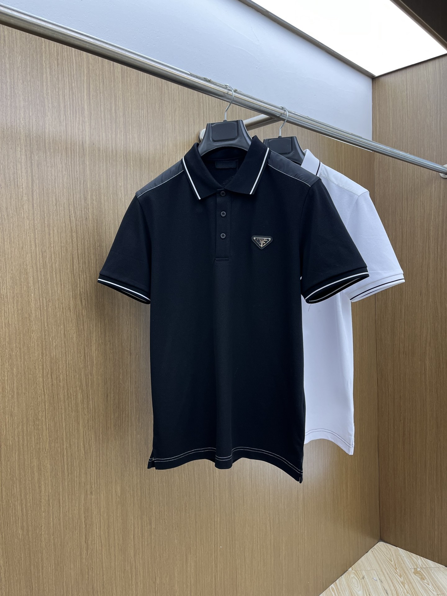 NO:411052,New product PD2010ss summer new logo men's lapel Polo shirt!  Classic business men's style, high-end men's style at the ceiling level of business men's style!  Simple, fashionable and elegant, single-wearing inner wear is decent, quality control/detail control takes away, low-key, luxurious and connotative!  Customer-supplied fixed mesh flooring cotton cloth is carefully made, the surface of the fabric is evenly arranged and neatly arranged, with excellent breathability and heat dissipation and sweat resistance, and the comfort level of the upper body is completely better than that of ordinary single-sided sweat cloth tissue!  The brand LOGO logo with classic hem is built with top-level craftsmanship. The LOGO has three-dimensional, clear and full texture, and is an extraordinary product in the classic field whether it is inner wear or single wear!  The exquisite cutting process, every detail is handled very standard and delicately. The bld is not comparable to ordinary LOW products on the market. Men must enter the basic versatile Polo shirts recommended!  Color black white Size M-3XL Data reference M: bust 104cm-shoulder width 45cm-length 69cm-sleeve length 21cm L: bust 108cm-shoulder width 46cm-length 70cm-sleeve length 22cm XL: bust 112cm-shoulder width 47cm-sleeve length 71cm-sleeve length 23cm XXL: bust 116cm-shoulder width 48cm-sleeve length 72cm-sleeve length 24cm 3XL: bust 120cm-shoulder width 49cm-sleeve length 73cm-sleeve length 24cm, alexander wang19860909新品 PD2010ss夏季新款 logo男士翻领Polo衫！经典商务男款,高端男装的天花板级别的商务男款！简约时尚大气不失优雅,单穿内搭体面过人,品质控/细节控的闭眼带走,低调又奢华有内涵！ 客供定织网眼珠地棉布精心制成,面料表面排列均匀整齐的网眼纹理,透气性和散热排汗性极佳,上身舒适程度完全优于普通单面汗布组织！下摆经典的品牌LOGO标识,采用顶级工艺打造,LOGO立体清晰饱满,质感非凡的特质,无论是内搭还是单穿都是一款经典领域的产品！精妙绝伦的裁剪工艺,每一个细节处理的非常标准细腻,bld非市面一般LOW货可以媲美的,男士必入基础百搭款Polo衫推荐！ 颜色黑色 白色 尺码M-3XL 数据参考 M码:胸围104cm-肩宽45cm-衣长69cm-袖长21cm L码:胸围108cm-肩宽46cm-衣长70cm-袖长22cm XL码:胸围112cm-肩宽47cm-衣长71cm-袖长23cm XXL码:胸围116cm-肩宽48cm-衣长72cm-袖长24cm 3XL码:胸围120cm-肩宽49cm-衣长73cm-袖长24cm,,alexander wang,Men's clothing