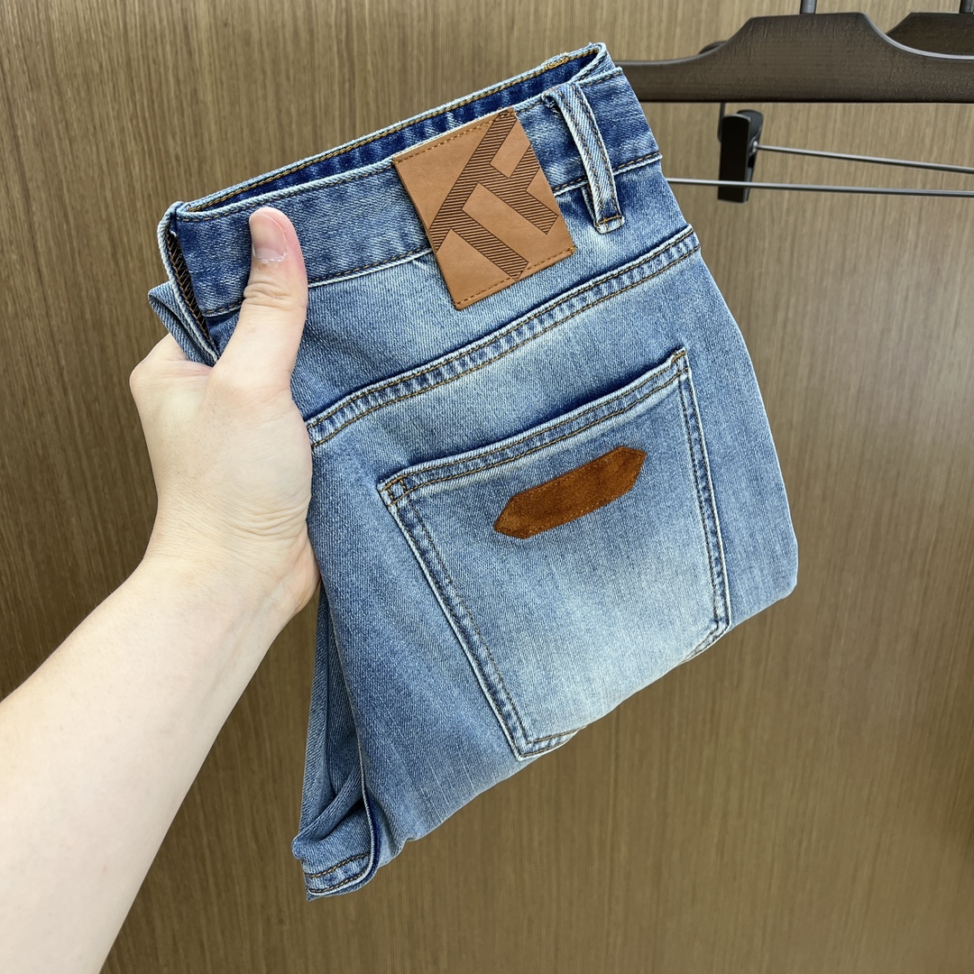 NO:417974,New TF high-end customization, the latest 2025 spring and summer jeans, released simultaneously on the counter, imported color fixing fabric, original custom reproduction, customer-supplied hardware and auxiliary materials, original quality, heavy industry washing, fine workmanship and excellent upper body!  The preferred single item fxz must be kept by yourself Recommended index Number of codes 30-38 None 35.37,,tom ford,jeans,alexander wang19860909新款 TF 高端定制、2025春夏最新款劲爆牛仔裤 柜台同步发售 进口固色面料 原版定制复刻 客供五金辅料 原单品质 重工洗水 做工走线精细 上身绝佳！优选单品 fxz必须自留 推荐指数 码数30-38无35.37,,tom ford,jeans,alexander wang,Men's clothing