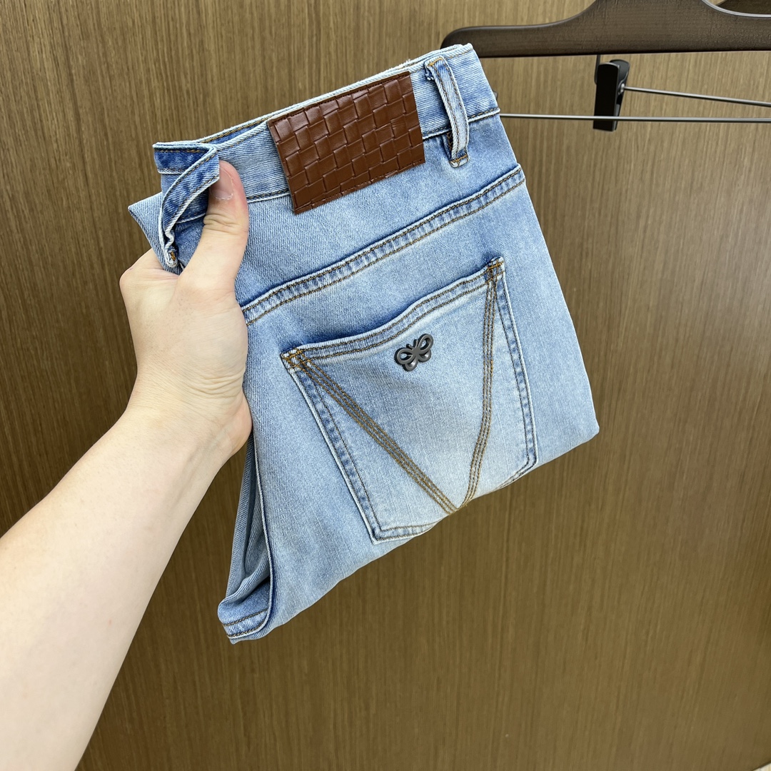 NO:417982,New BV high-end customization, the latest 2025 spring and summer jeans, released simultaneously on the counter, imported color fixing fabric, original custom reproduction, customer-supplied hardware and auxiliary materials, original quality, heavy industry washing, fine workmanship and excellent upper body!  The preferred single item fxz must be kept by yourself Recommended index Number 30-38 None 35.37, bottega veneta, jeans, alexander wang19860909新款 BV 高端定制、2025春夏最新款劲爆牛仔裤 柜台同步发售 进口固色面料 原版定制复刻 客供五金辅料 原单品质 重工洗水 做工走线精细 上身绝佳！优选单品 fxz必须自留 推荐指数 码数30-38无35.37,,bottega veneta,jeans,alexander wang,Men's clothing