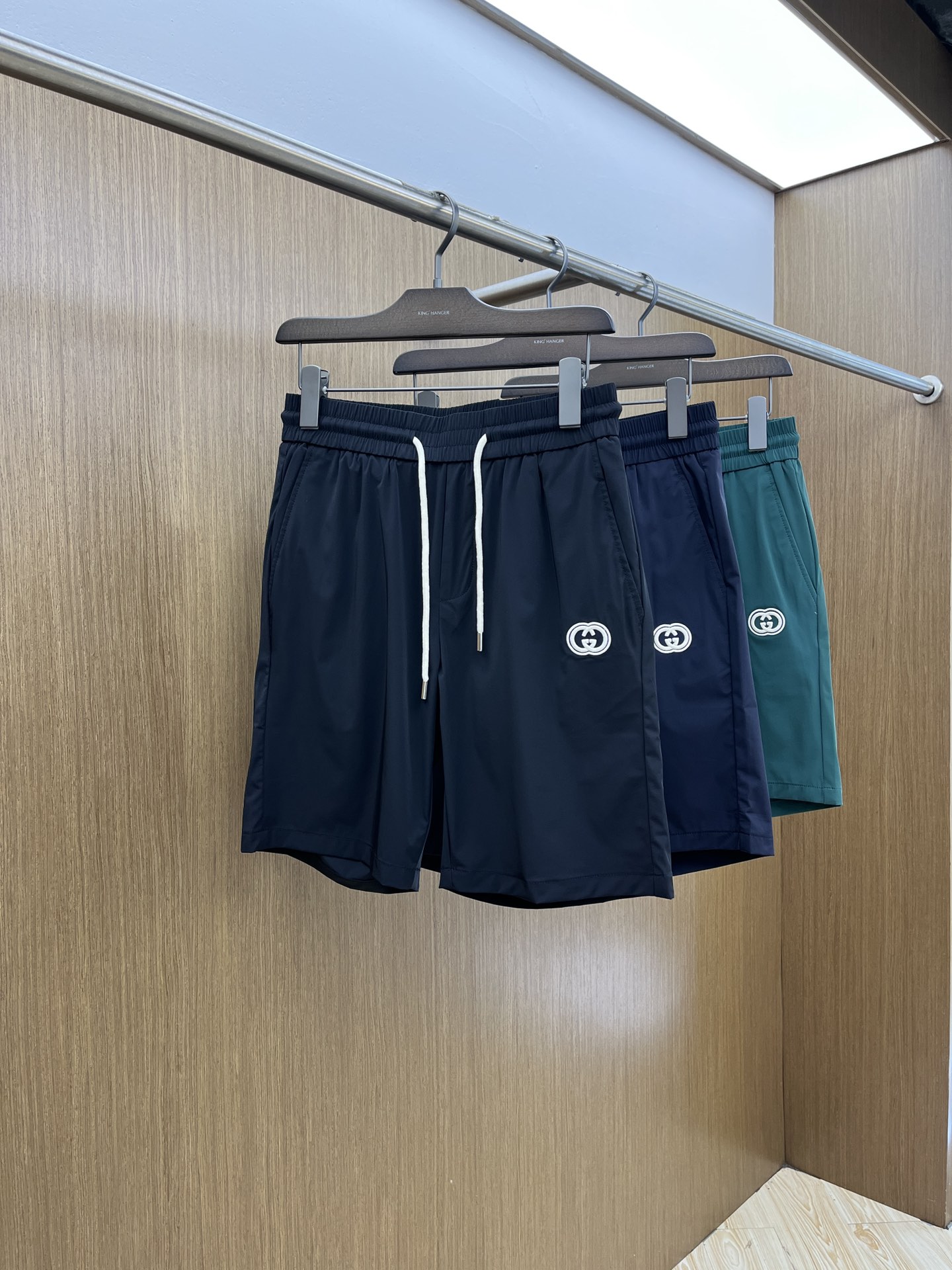 NO:161951,New product Guc ss spring and summer exclusive new style casual quick-dry shorts high-end version!  Customized fabrics are breathable and comfortable, with impeccable details, and the brand element design concept reflects high quality. They feel delicate and soft!  FMZ presents casual cut, with a great upper body style!  Code count: M-4XL, gucci, shorts, alexander wang19860909新品 Guc ss春夏独家专供新款 休闲速干短裤 高端版本！定制面料 透气舒适度高,细节无可挑剔,品牌元素设计理念,体现高品质.手感细腻柔软！fmz呈现休闲裁剪,上身版型超赞！码数:M-4XL,,gucci,shorts,alexander wang,Men's clothing