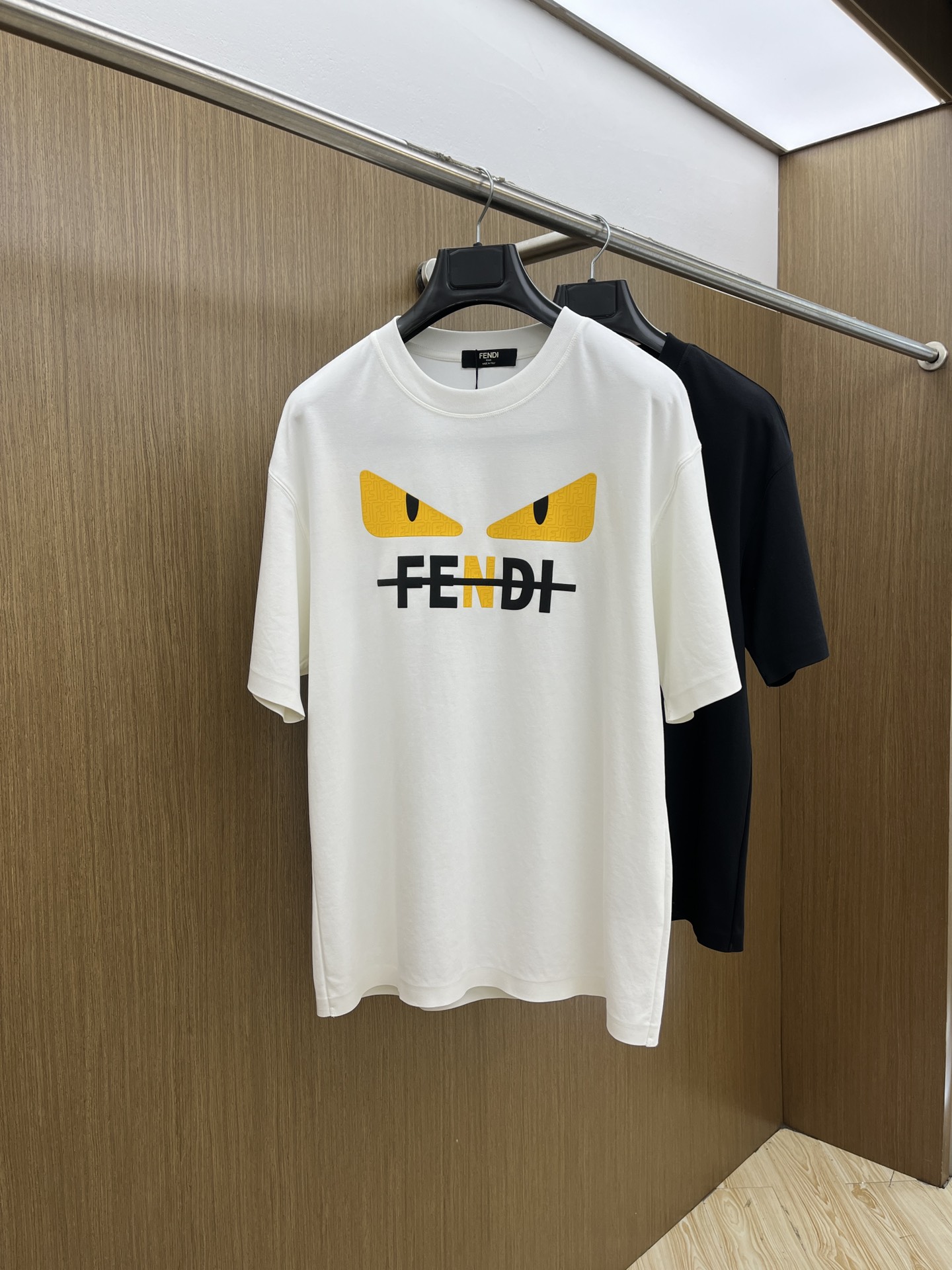 NO:161929,New product FD counter new high-end fabric 250g pure cotton 2025 Snake Spring and Summer counter new product short-sleeved fashion classic round neck short-sleeved cuff hem adopts traceless design Fashion item design, more fashionable and comfortable, high-standard customization, very stylish upper body, classic LOGO pattern on the chest brand customer-supplied auxiliary materials, customer-supplied imported high-end fabric with very delicate texture, exquisite details and exquisite craftsmanship, extremely shaping item, can be matched with any fashion, super good style, fls trendy men's essential item S-XXL!  ,T-shirt,alexander wang19860909新品 FD 专柜新款高定面料 250克纯棉 2025蛇年春夏专柜新品短袖时尚经典圆领短袖袖口下摆采用无痕设计 时尚单品设计,更加时尚舒适,高标准定制,上身非常有型,胸前品牌经典LOGO 图案 客供辅料,客供进口高档面料质感非常细腻,细节工艺精湛考究,塑造性极高的一款单品,任何时装都可以搭配,版型超级好 fls潮男必备单品 尺码S-XXL！,,T-shirt,alexander wang,Men's clothing