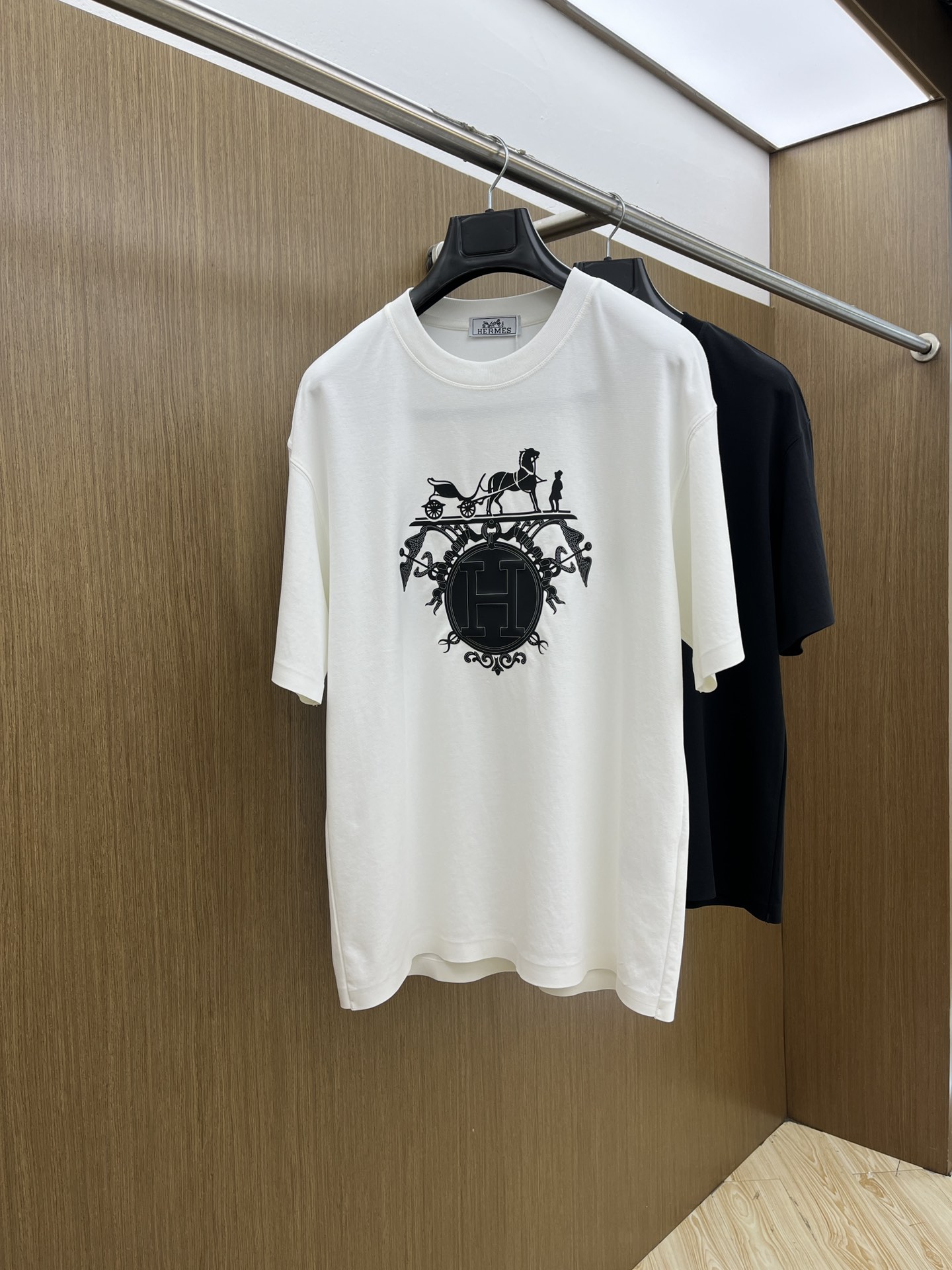 NO:161932,New product Her counter new high-end fabric 250g pure cotton 2025 Snake Spring and Summer Counter New product Short-sleeved fashion classic round neck short-sleeved cuff hem adopts traceless design Fashion item design, more fashionable and comfortable, high-standard customization, very stylish upper body, classic LOGO pattern on the chest brand customer-supplied auxiliary materials, customer-supplied imported high-end fabric with very delicate texture, exquisite details and exquisite craftsmanship, extremely shaping item, can be matched with any fashion, super good style, fls trendy men's essential item S-XXL!  ,T-shirt,alexander wang19860909新品 Her 专柜新款高定面料 250克纯棉 2025蛇年春夏专柜新品短袖时尚经典圆领短袖袖口下摆采用无痕设计 时尚单品设计,更加时尚舒适,高标准定制,上身非常有型,胸前品牌经典LOGO 图案 客供辅料,客供进口高档面料质感非常细腻,细节工艺精湛考究,塑造性极高的一款单品,任何时装都可以搭配,版型超级好 fls潮男必备单品 尺码S-XXL！,,T-shirt,alexander wang,Men's clothing