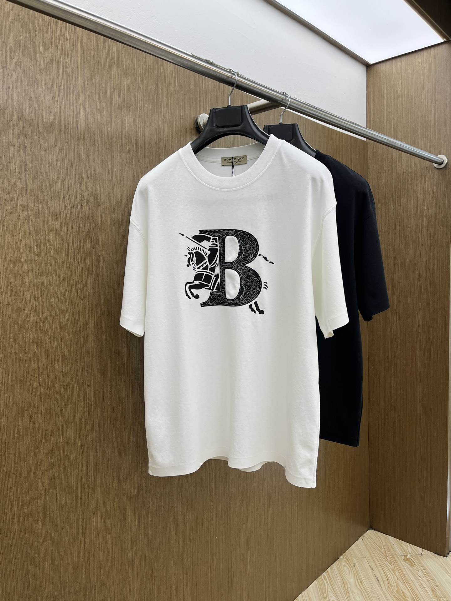 NO:161935,New product BBR counter new high-end fabric 250g pure cotton 2025 Snake Spring and Summer counter new product short-sleeved fashion classic round neck short-sleeved cuff hem adopts traceless design Fashion item design, more fashionable and comfortable, high-standard customization, very stylish upper body, classic LOGO pattern on the chest brand customer-supplied auxiliary materials, customer-supplied imported high-end fabric with very delicate texture, exquisite details and exquisite craftsmanship, extremely shaping item, can be matched with any fashion, super good style, fls trendy men's essential item S-XXL!  ,T-shirt,alexander wang19860909新品 BBR 专柜新款高定面料 250克纯棉 2025蛇年春夏专柜新品短袖时尚经典圆领短袖袖口下摆采用无痕设计 时尚单品设计,更加时尚舒适,高标准定制,上身非常有型,胸前品牌经典LOGO 图案 客供辅料,客供进口高档面料质感非常细腻,细节工艺精湛考究,塑造性极高的一款单品,任何时装都可以搭配,版型超级好 fls潮男必备单品 尺码S-XXL！,,T-shirt,alexander wang,Men's clothing