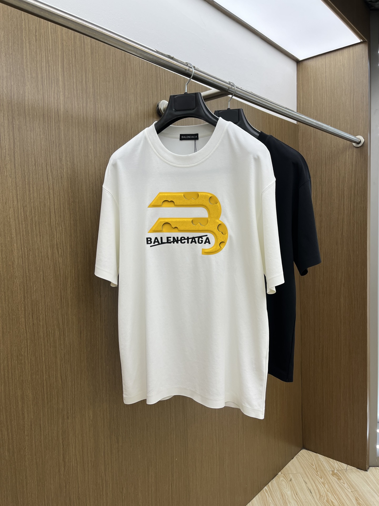 NO:161937,New product BBG counter new high-end fabric 250g pure cotton 2025 Snake Spring and Summer counter new product short-sleeved fashion classic round neck short-sleeved cuff hem adopts traceless design Fashion item design, more fashionable and comfortable, high-standard customization, very stylish upper body, classic LOGO pattern on the chest brand customer-supplied auxiliary materials, customer-supplied imported high-end fabric with very delicate texture, exquisite details and exquisite craftsmanship, extremely shaping item, can be matched with any fashion, super good style, fls trendy men's essential item S-XXL!  ,T-shirt,alexander wang19860909新品 BBG 专柜新款高定面料 250克纯棉 2025蛇年春夏专柜新品短袖时尚经典圆领短袖袖口下摆采用无痕设计 时尚单品设计,更加时尚舒适,高标准定制,上身非常有型,胸前品牌经典LOGO 图案 客供辅料,客供进口高档面料质感非常细腻,细节工艺精湛考究,塑造性极高的一款单品,任何时装都可以搭配,版型超级好 fls潮男必备单品 尺码S-XXL！,,T-shirt,alexander wang,Men's clothing