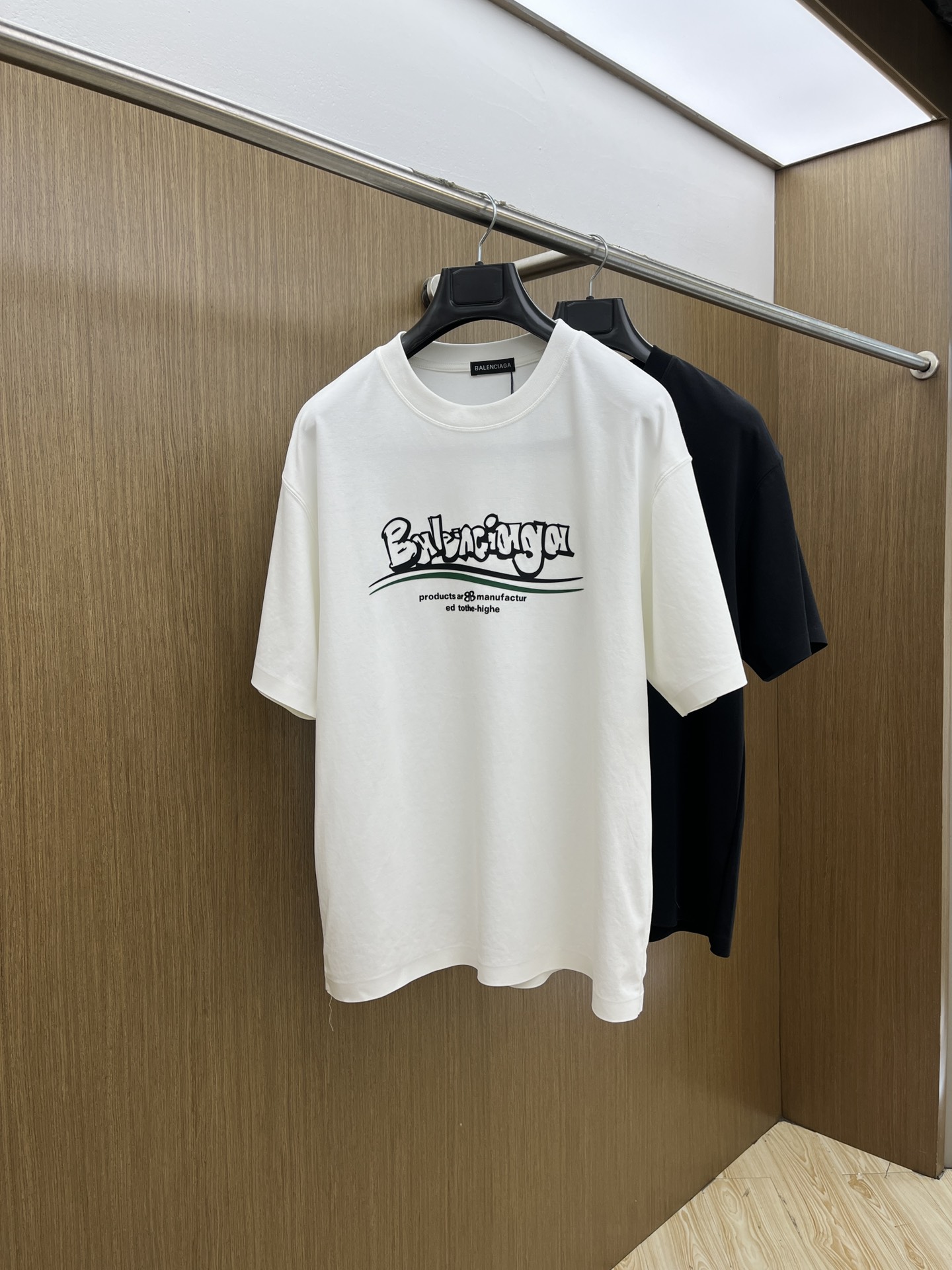 NO:161943,New product BBG counter new high-end fabric 250g pure cotton 2025 Snake Spring and Summer counter new product short-sleeved fashion classic round neck short-sleeved cuff hem adopts traceless design Fashion item design, more fashionable and comfortable, high-standard customization, very stylish upper body, classic LOGO pattern on the chest brand customer-supplied auxiliary materials, customer-supplied imported high-end fabric with very delicate texture, exquisite details and exquisite craftsmanship, extremely shaping item, can be matched with any fashion, super good style, fls trendy men's essential item S-XXL!  ,T-shirt,alexander wang19860909新品 BBG 专柜新款高定面料 250克纯棉 2025蛇年春夏专柜新品短袖时尚经典圆领短袖袖口下摆采用无痕设计 时尚单品设计,更加时尚舒适,高标准定制,上身非常有型,胸前品牌经典LOGO 图案 客供辅料,客供进口高档面料质感非常细腻,细节工艺精湛考究,塑造性极高的一款单品,任何时装都可以搭配,版型超级好 fls潮男必备单品 尺码S-XXL！,,T-shirt,alexander wang,Men's clothing