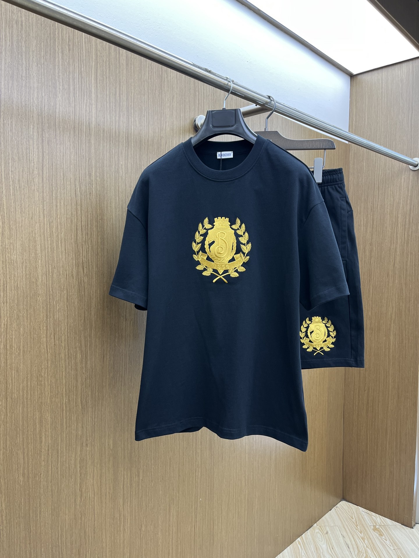 新款/套 BBR 🔥🔥春夏最新款休闲短裤短袖套装，男女款👫 贸易公司渠道稀出，同步官网发售！基本每一季都
