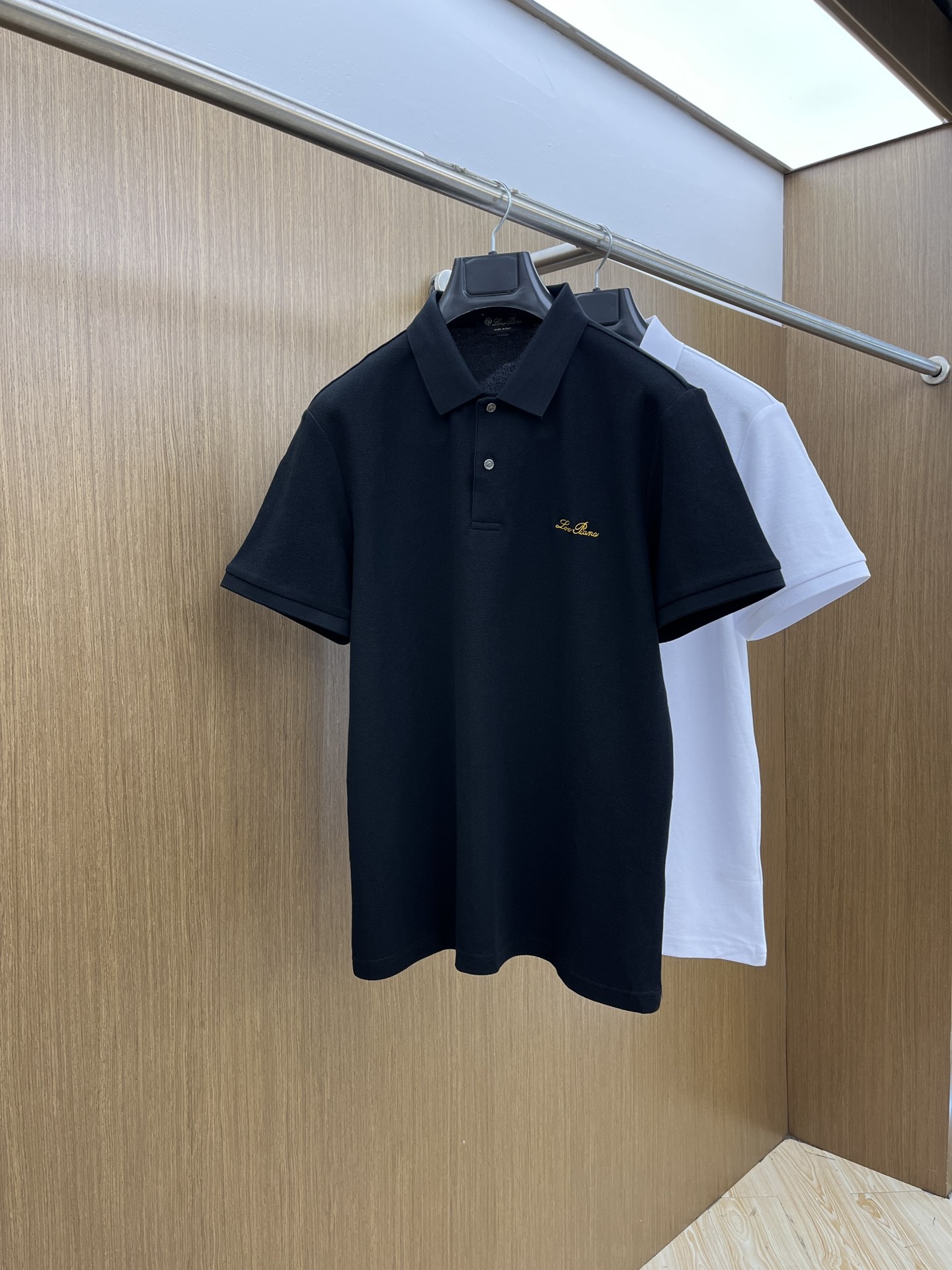 NO:456796,New LP spring and summer new men's short-sleeved Polo shirt, the latest brand design elements!  Neither monotonous nor complicated, it shows taste just right!  Customer-supplied top-quality custom bead flooring fabrics!  Comfortable, sweat-absorbing and breathable, the unique high-end fabric presents a simple and elegant temperament!  Clarinet plaid pattern design!  Leather logo pattern design on chest!  Full three-dimensional! Standard cutting design!  Every detail is a reflection of high-end fashion. FDL size: M-4XL, loro piana, T-shirt, alexander wang19860909新款 LP春夏新款男士短袖Polo衫,品牌最新设计元素！既不单调也不复杂,恰到好处的展现品味！客供顶级定制珠地棉面料！舒适吸汗透气根本不在话下,面料独具的高奢感呈现简约优雅气质！领口格子图案设计！胸前皮革logo图案设计！饱满立体!标准裁剪设计！每一处细节都是与高端时尚同步的体现fdl 尺码:M-4XL,,loro piana,T-shirt,alexander wang,Men's clothing