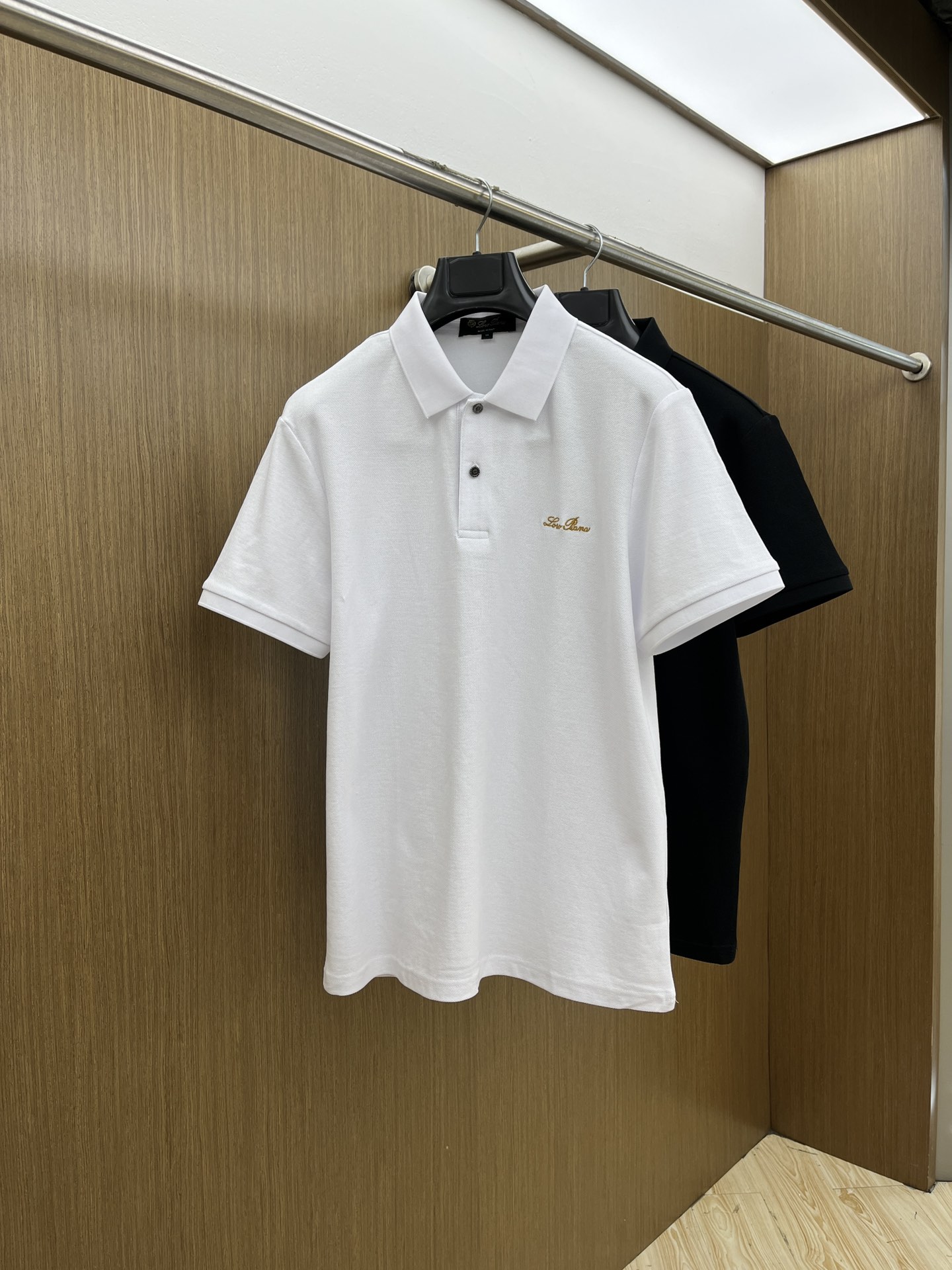 NO:456756,New LP Spring and Summer New Men's Short-sleeved Polo Shirt, the latest brand design elements!  Neither monotonous nor complicated, it shows taste just right!  Customer-supplied top-quality custom bead flooring fabrics!  Comfortable, sweat-absorbing and breathable, the unique high-end fabric presents a simple and elegant temperament!  Clarinet plaid pattern design!  Leather logo pattern design on chest!  Full three-dimensional! Standard cutting design!  Every detail is a reflection of high-end fashion. FDL size: M-4XL, loro piana, T-shirt, alexander wang19860909新款 LP 春夏新款男士短袖Polo衫,品牌最新设计元素！既不单调也不复杂,恰到好处的展现品味！客供顶级定制珠地棉面料！舒适吸汗透气根本不在话下,面料独具的高奢感呈现简约优雅气质！领口格子图案设计！胸前皮革logo图案设计！饱满立体!标准裁剪设计！每一处细节都是与高端时尚同步的体现fdl 尺码:M-4XL,,loro piana,T-shirt,alexander wang,Men's clothing