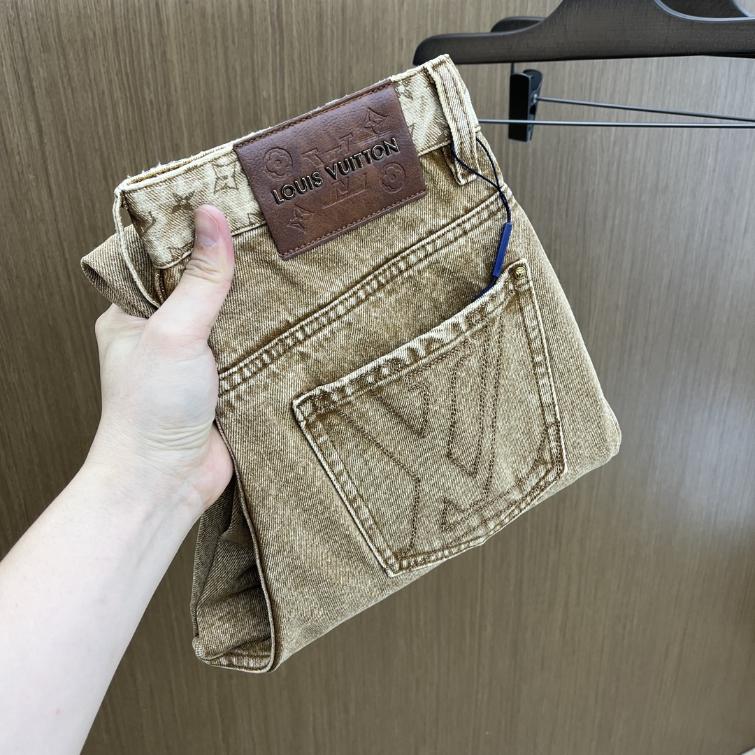 NO:427698,Price adjustment New LV high-end customization, the latest jeans in early spring 2025 are released simultaneously on the counter. Original custom reproduction. Customer-supplied hardware and accessories. Original quality. Imported denim fabric heavy-duty washing. Boutique leather brand. Fine workmanship and excellent upper body!  FMZ preferred single product number 30-38 no 35.37, louis vuitton,jeans,alexander wang19860909调价 新款 LV 高端定制、2025早春最新款牛仔裤 柜台同步发售 原版定制复刻 客供五金辅料 原单品质 进口牛仔面料重工洗水 精品皮牌 做工走线精细 上身绝佳！fmz优选单品 码数30-38无35.37,,louis vuitton,jeans,alexander wang,Men's clothing