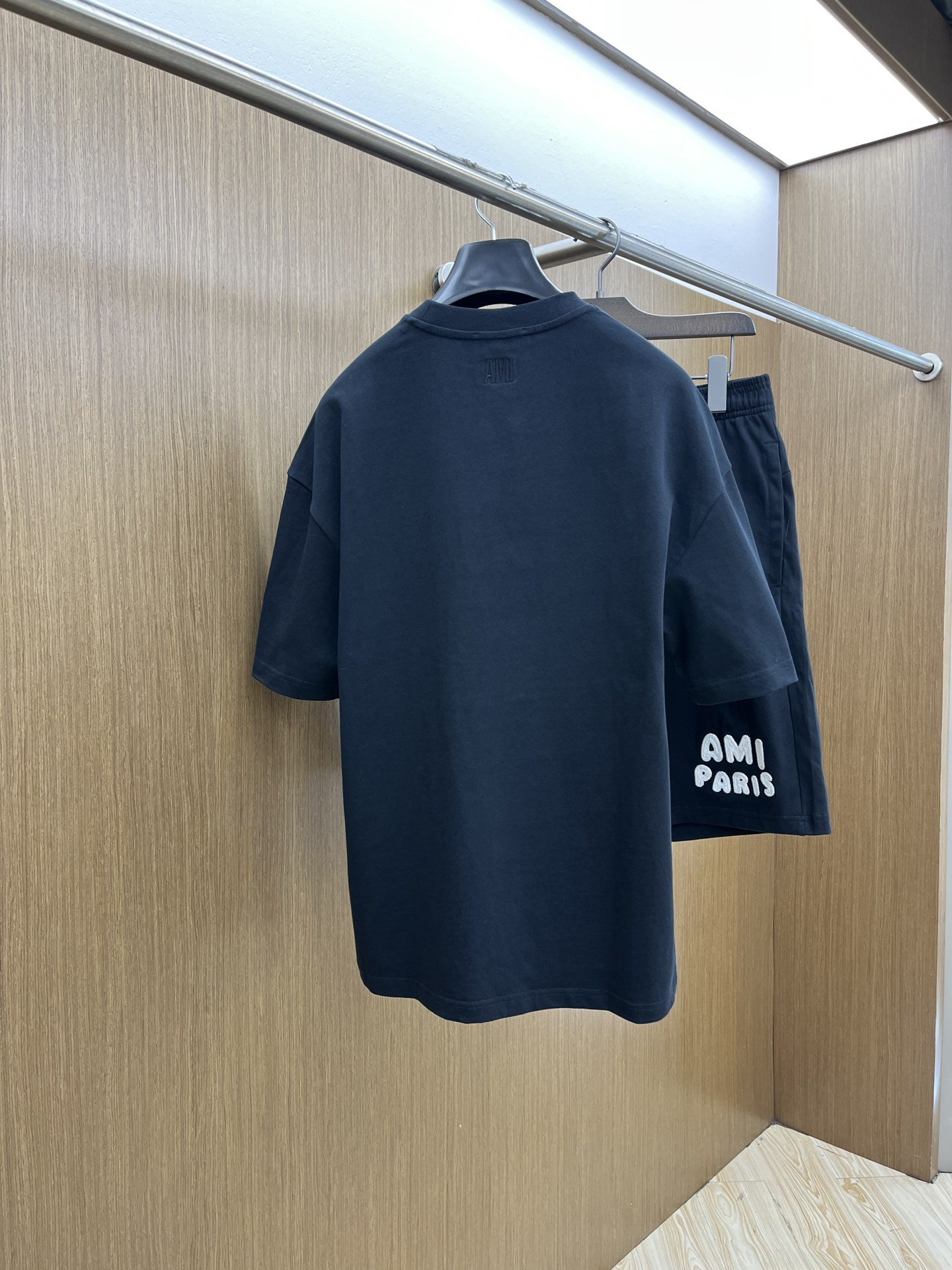 新款/套 AMI 🔥🔥春夏最新款休闲短裤短袖套装，男女款👫 贸易公司渠道稀出，同步官网发售！基本每一季都