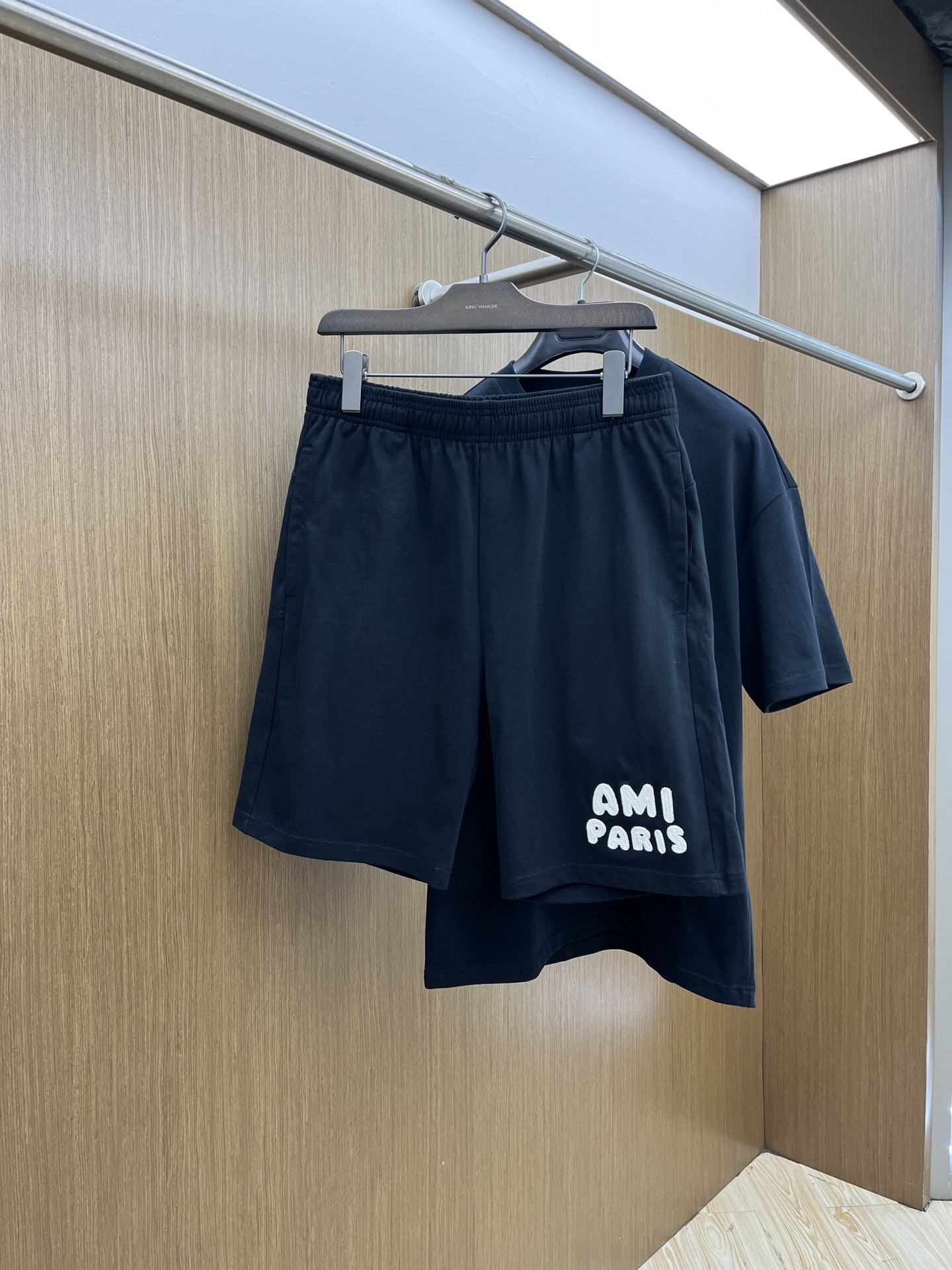 新款/套 AMI 🔥🔥春夏最新款休闲短裤短袖套装，男女款👫 贸易公司渠道稀出，同步官网发售！基本每一季都