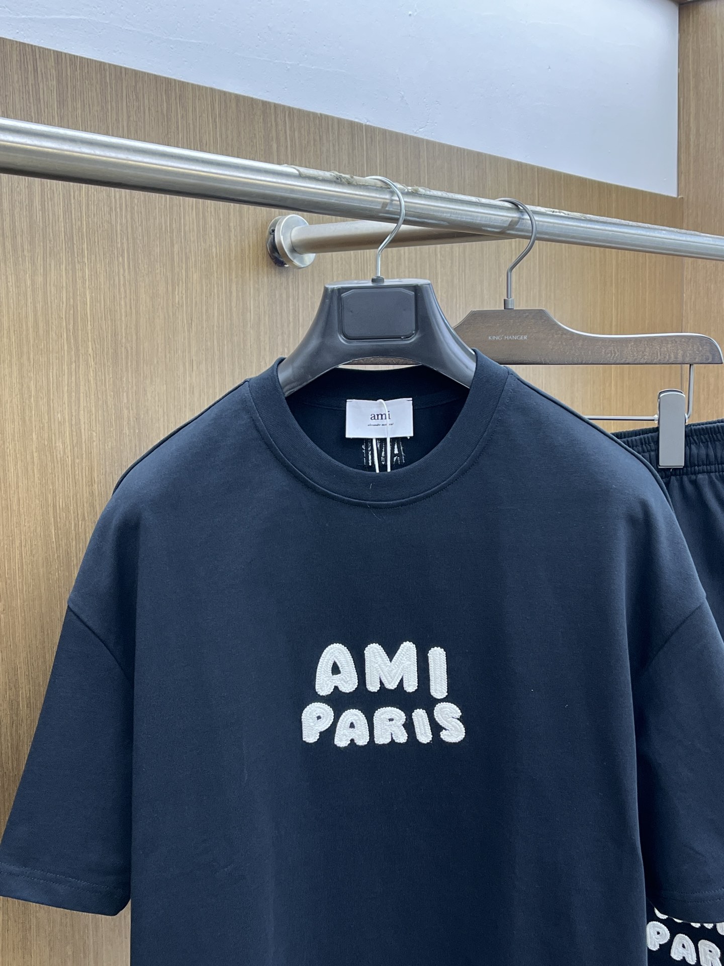 新款/套 AMI 🔥🔥春夏最新款休闲短裤短袖套装，男女款👫 贸易公司渠道稀出，同步官网发售！基本每一季都