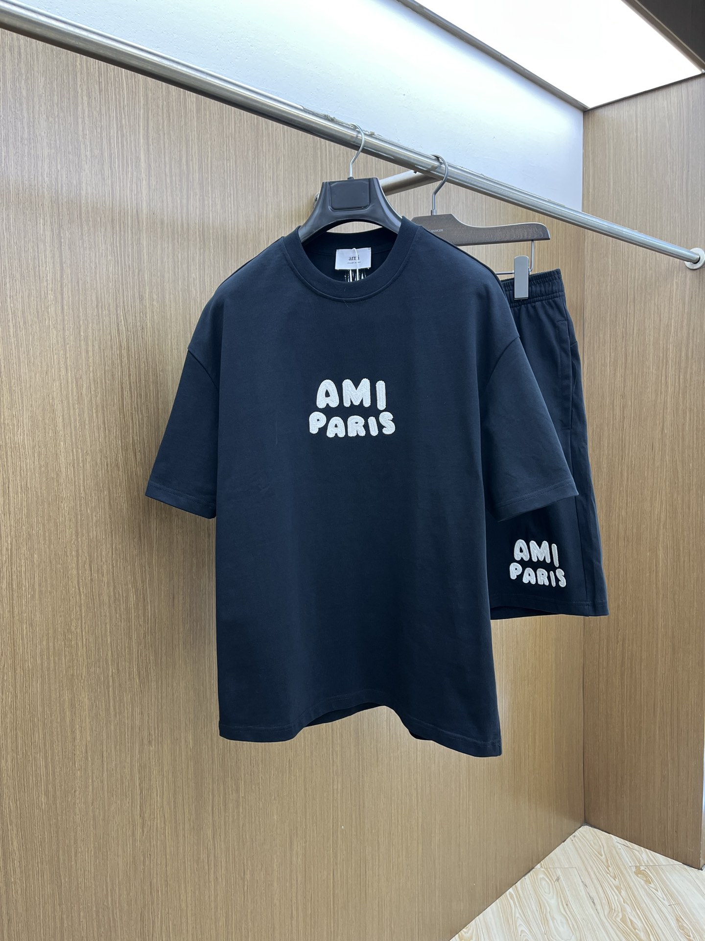新款/套 AMI 🔥🔥春夏最新款休闲短裤短袖套装，男女款👫 贸易公司渠道稀出，同步官网发售！基本每一季都