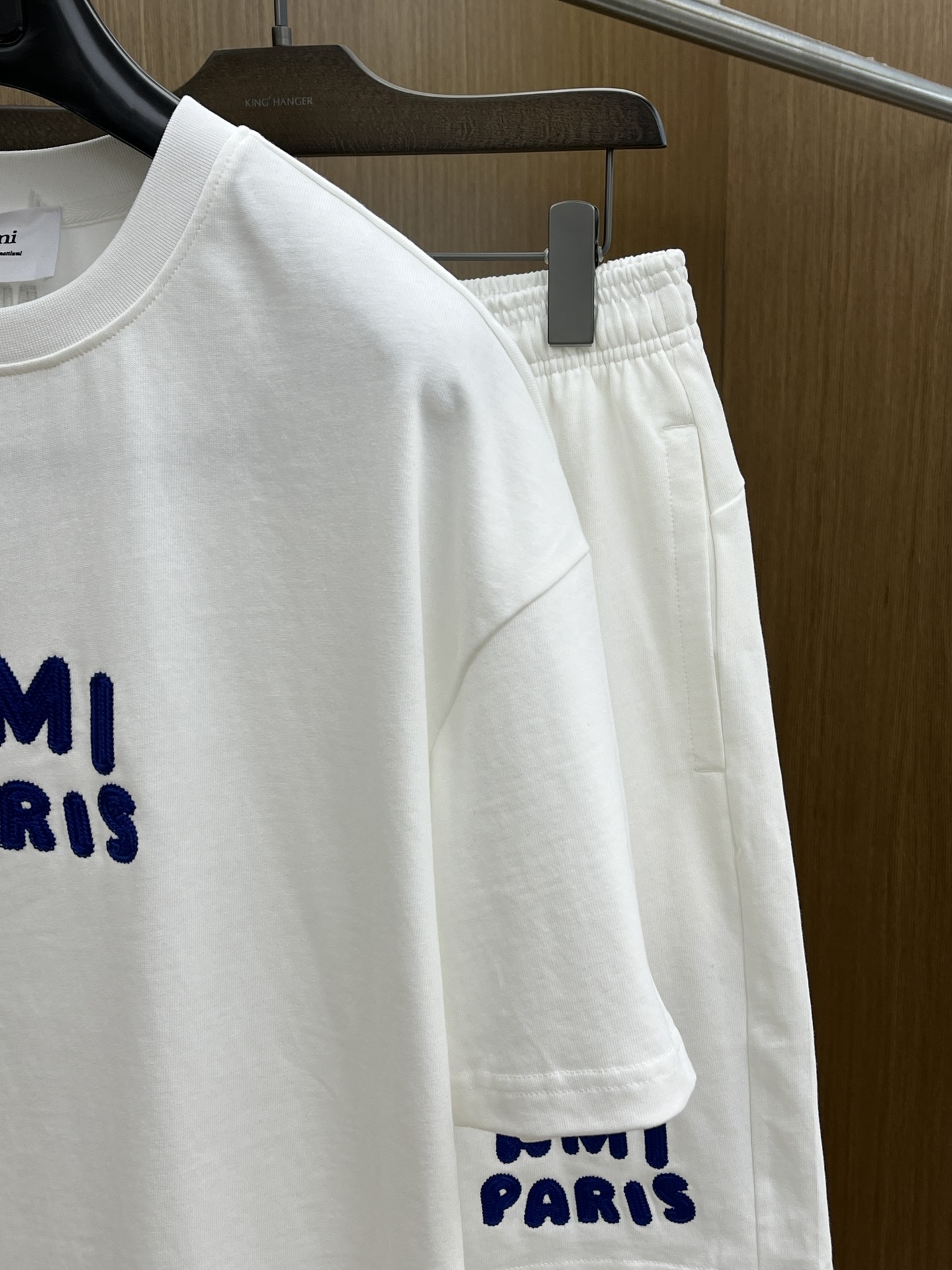 新款/套 AMI 🔥🔥春夏最新款休闲短裤短袖套装，男女款👫 贸易公司渠道稀出，同步官网发售！基本每一季都