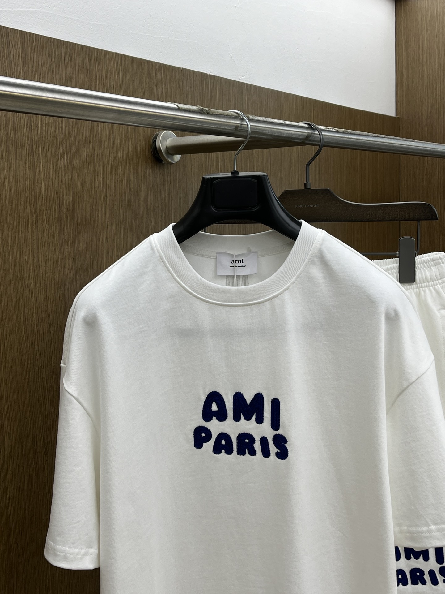 新款/套 AMI 🔥🔥春夏最新款休闲短裤短袖套装，男女款👫 贸易公司渠道稀出，同步官网发售！基本每一季都