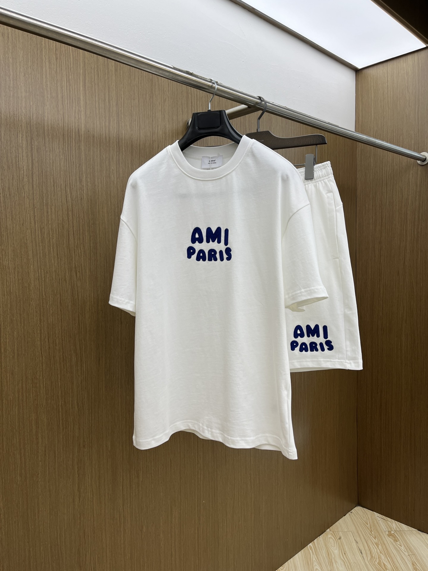 新款/套 AMI 🔥🔥春夏最新款休闲短裤短袖套装，男女款👫 贸易公司渠道稀出，同步官网发售！基本每一季都