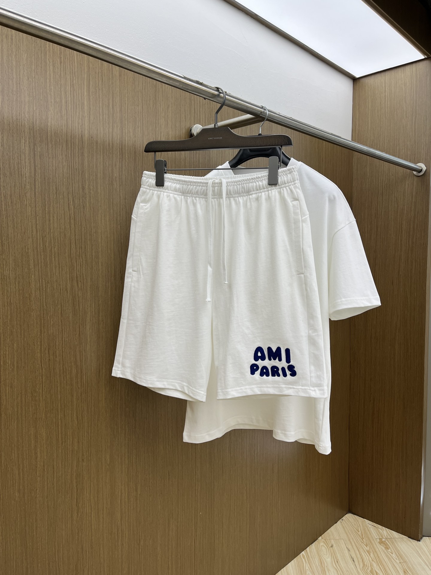 新款/套 AMI 🔥🔥春夏最新款休闲短裤短袖套装，男女款👫 贸易公司渠道稀出，同步官网发售！基本每一季都