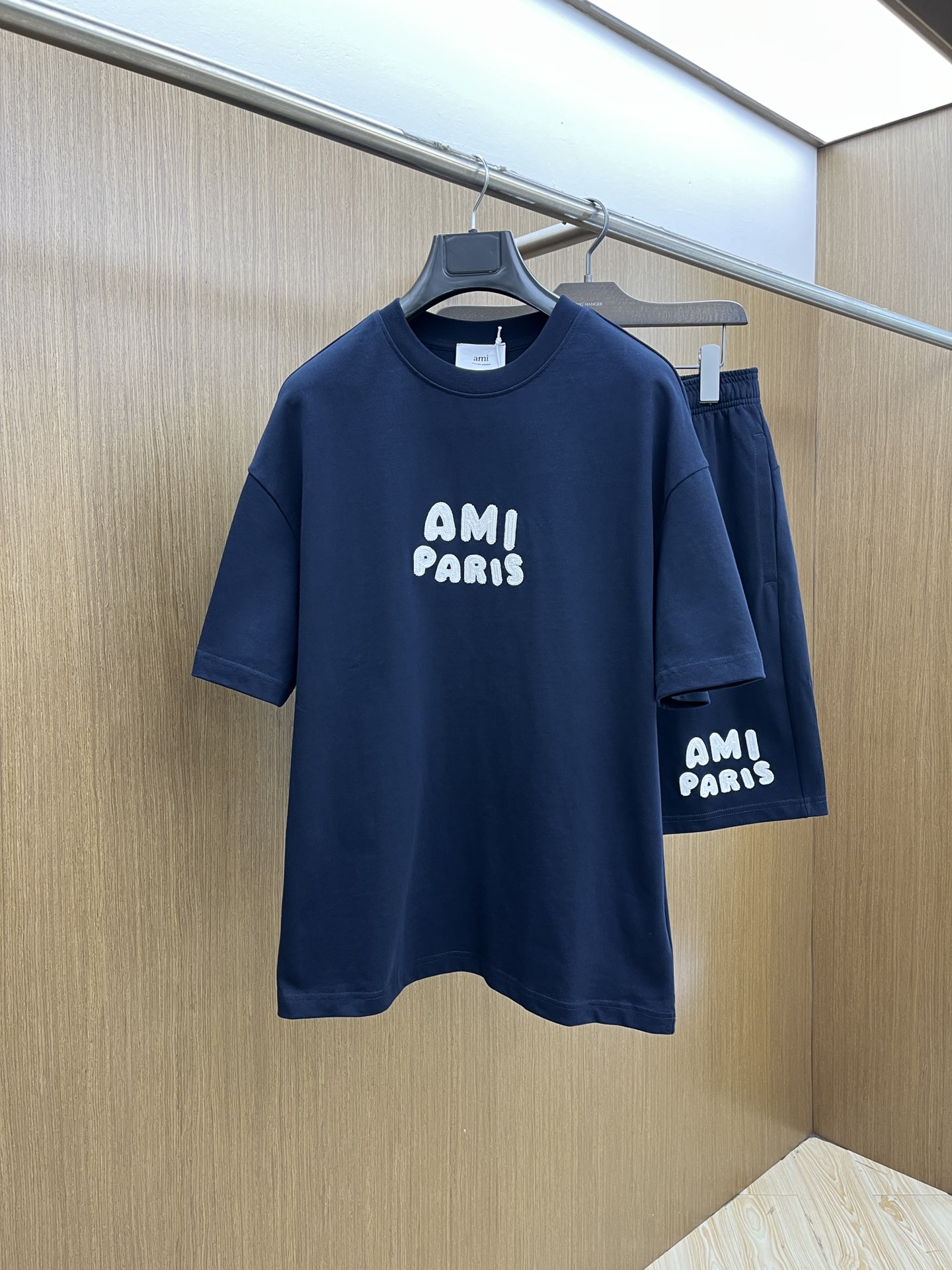 新款/套 AMI 🔥🔥春夏最新款休闲短裤短袖套装，男女款👫 贸易公司渠道稀出，同步官网发售！基本每一季都