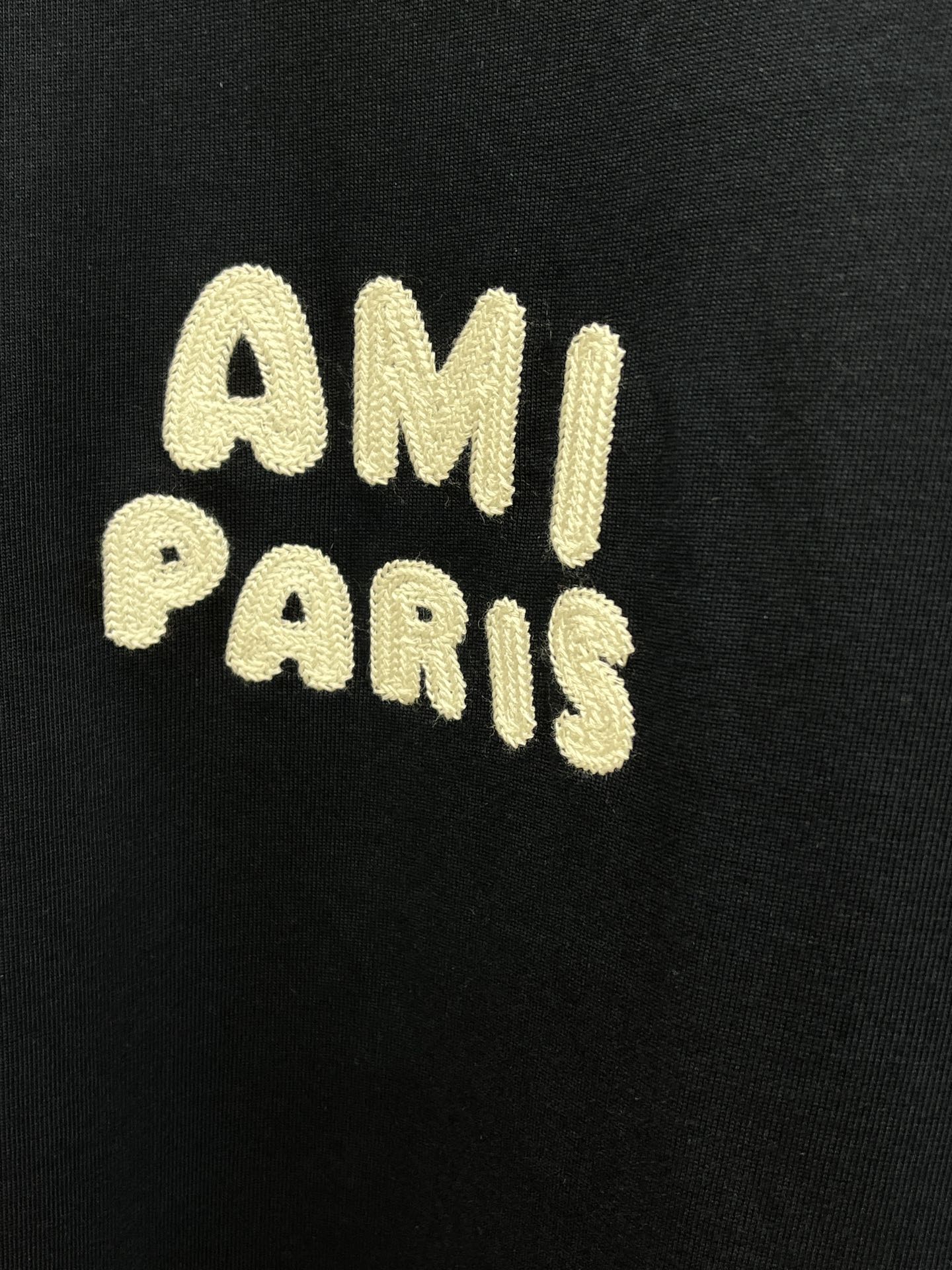 新款/套 AMI 🔥🔥春夏最新款休闲短裤短袖套装，男女款👫 贸易公司渠道稀出，同步官网发售！基本每一季都