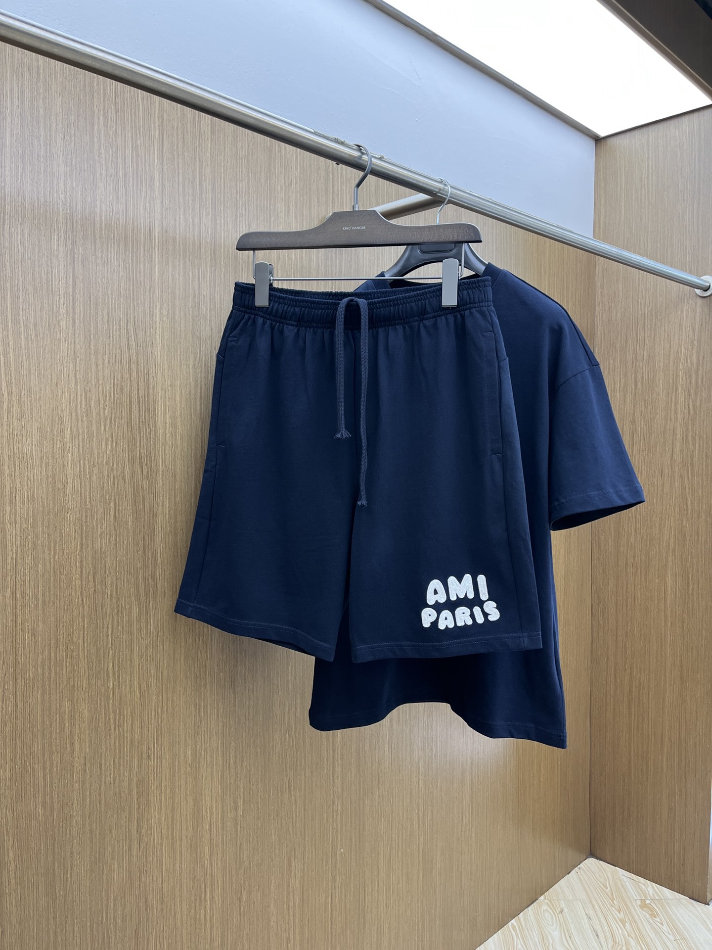 新款/套 AMI 🔥🔥春夏最新款休闲短裤短袖套装，男女款👫 贸易公司渠道稀出，同步官网发售！基本每一季都