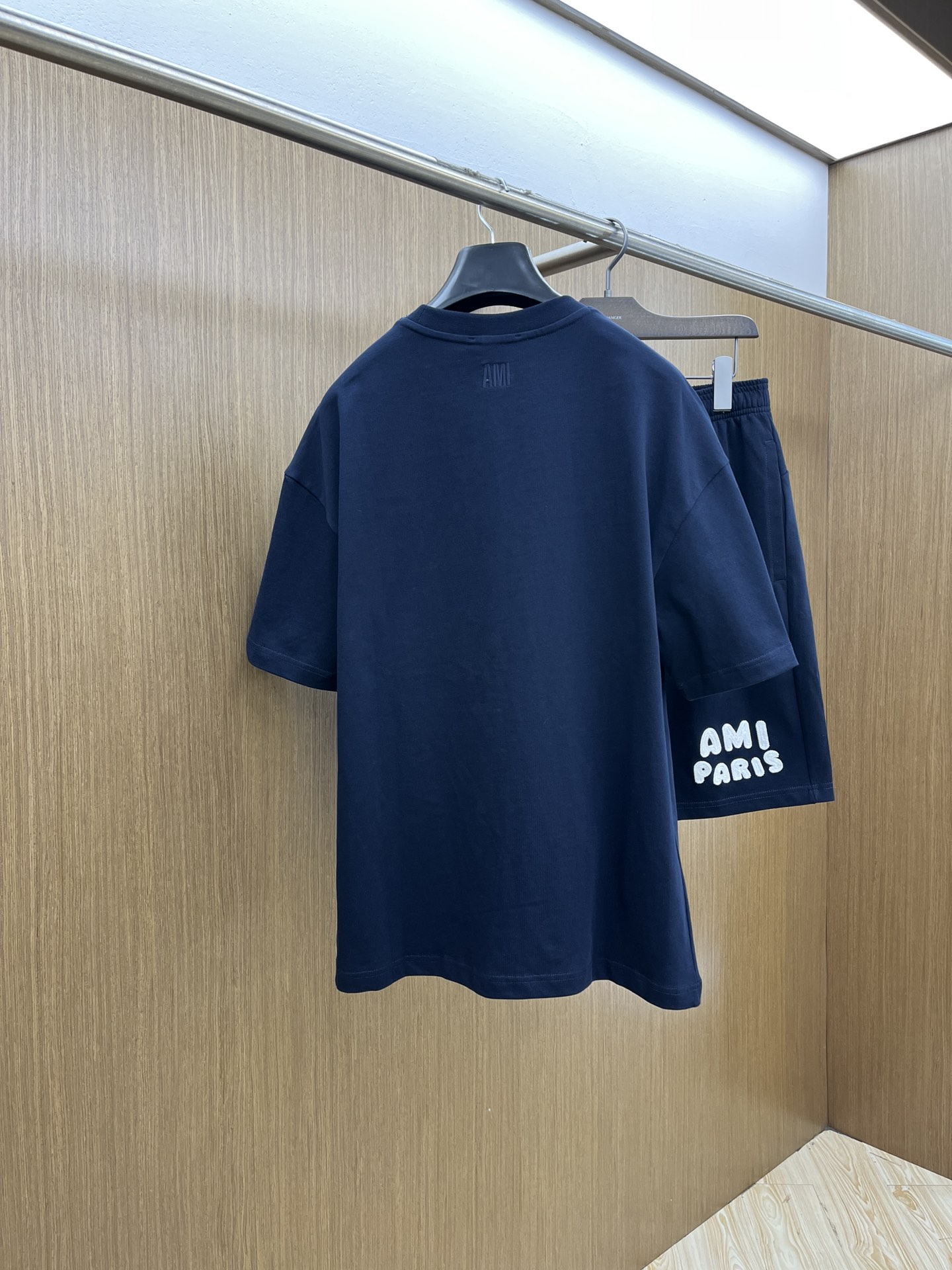 新款/套 AMI 🔥🔥春夏最新款休闲短裤短袖套装，男女款👫 贸易公司渠道稀出，同步官网发售！基本每一季都