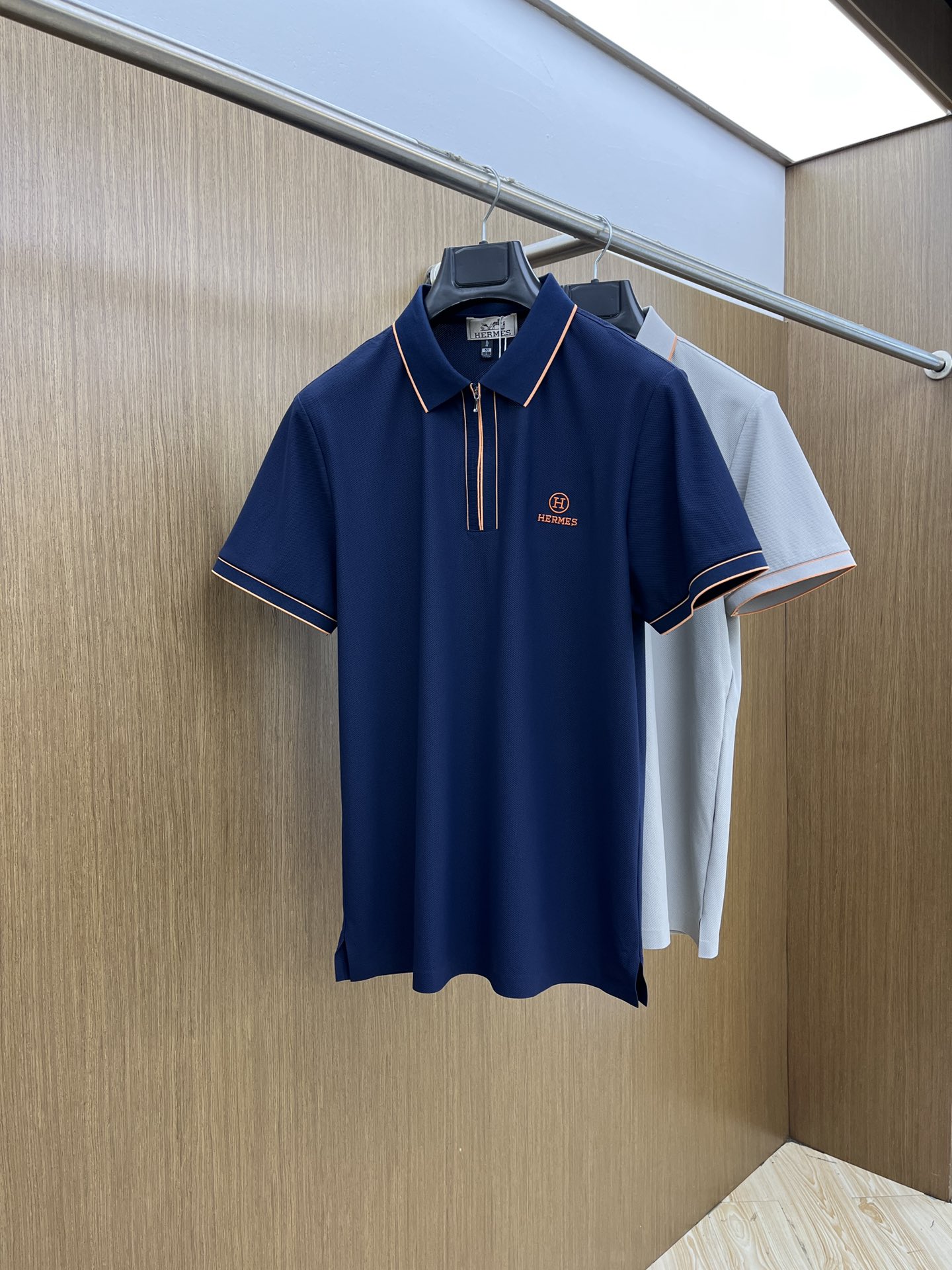 NO:509846,New Her Spring and Summer New Men's Short-Sleeve Polo Shirt, the latest brand design elements!  Neither monotonous nor complicated, it shows taste just right!  Customer-supplied top-quality custom bead flooring fabrics!  Comfortable, sweat-absorbing and breathable, the unique high-end fabric presents a simple and elegant temperament!  Clarinet plaid pattern design!  Leather logo pattern design on chest!  Full three-dimensional! Standard cutting design!  Every detail is a reflection of high-end fashion. FDL size: M-4XL, T-shirt, alexander wang19860909新款 Her 春夏新款男士短袖Polo衫,品牌最新设计元素！既不单调也不复杂,恰到好处的展现品味！客供顶级定制珠地棉面料！舒适吸汗透气根本不在话下,面料独具的高奢感呈现简约优雅气质！领口格子图案设计！胸前皮革logo图案设计！饱满立体!标准裁剪设计！每一处细节都是与高端时尚同步的体现fdl 尺码:M-4XL,,T-shirt,alexander wang,Men's clothing