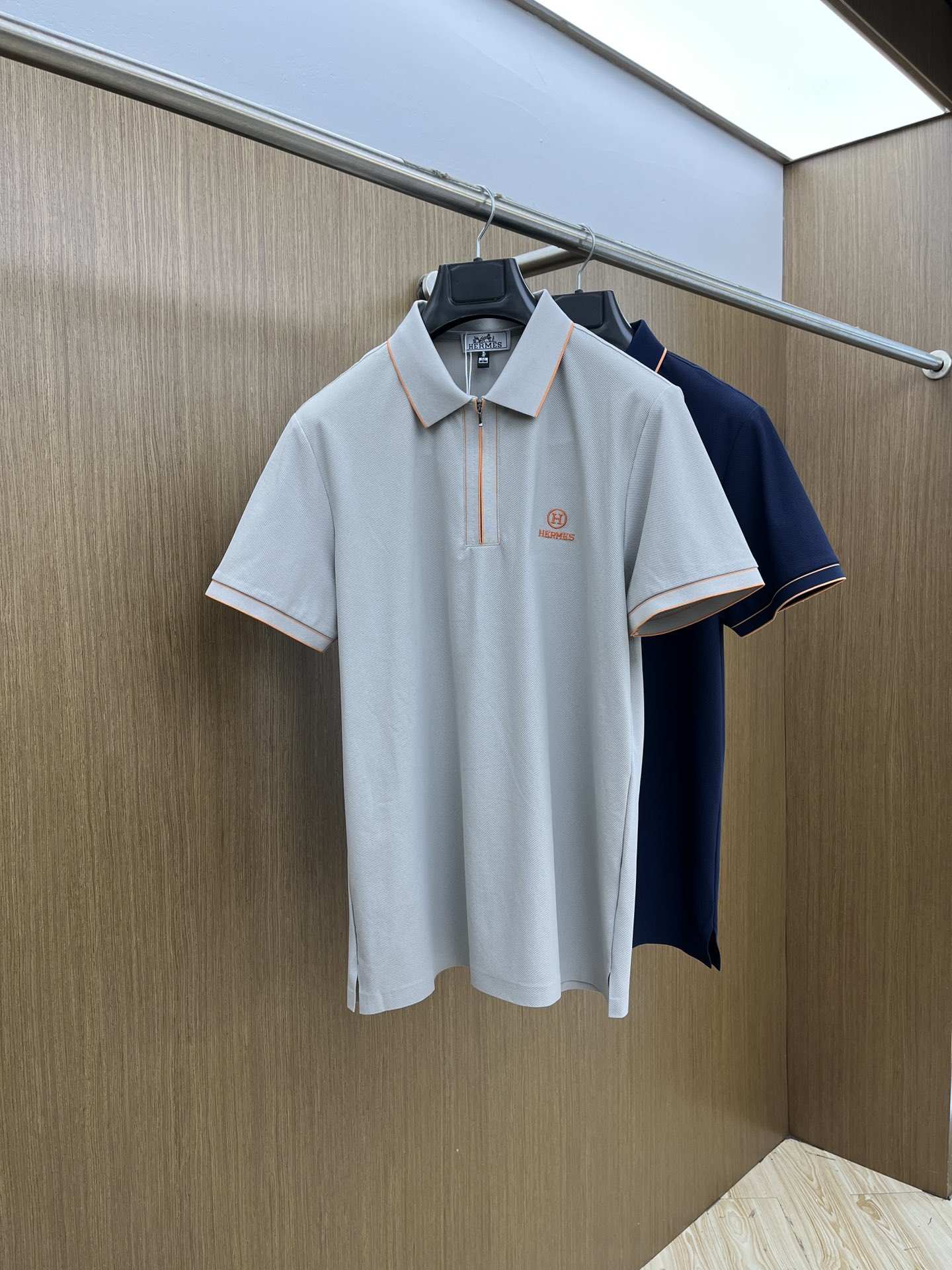 NO:456774,New Her Spring and Summer New Men's Short-Sleeve Polo Shirt, the latest brand design elements!  Neither monotonous nor complicated, it shows taste just right!  Customer-supplied top-quality custom bead flooring fabrics!  Comfortable, sweat-absorbing and breathable, the unique high-end fabric presents a simple and elegant temperament!  Clarinet plaid pattern design!  Leather logo pattern design on chest!  Full three-dimensional! Standard cutting design!  Every detail is a reflection of high-end fashion. FDL size: M-4XL, T-shirt, alexander wang19860909新款 Her 春夏新款男士短袖Polo衫,品牌最新设计元素！既不单调也不复杂,恰到好处的展现品味！客供顶级定制珠地棉面料！舒适吸汗透气根本不在话下,面料独具的高奢感呈现简约优雅气质！领口格子图案设计！胸前皮革logo图案设计！饱满立体!标准裁剪设计！每一处细节都是与高端时尚同步的体现fdl 尺码:M-4XL,,T-shirt,alexander wang,Men's clothing