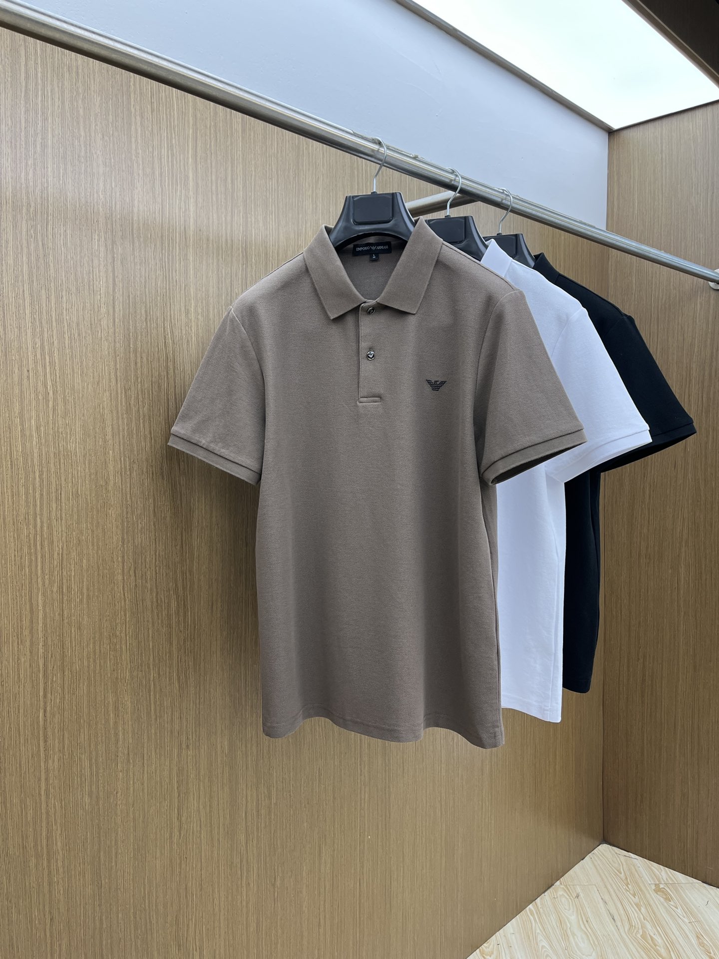 新款 AJ 🔥🔥春夏新款男士短袖Polo衫，品牌最新设计元素！既不单调也不复杂,恰到好处的展现品味！客供