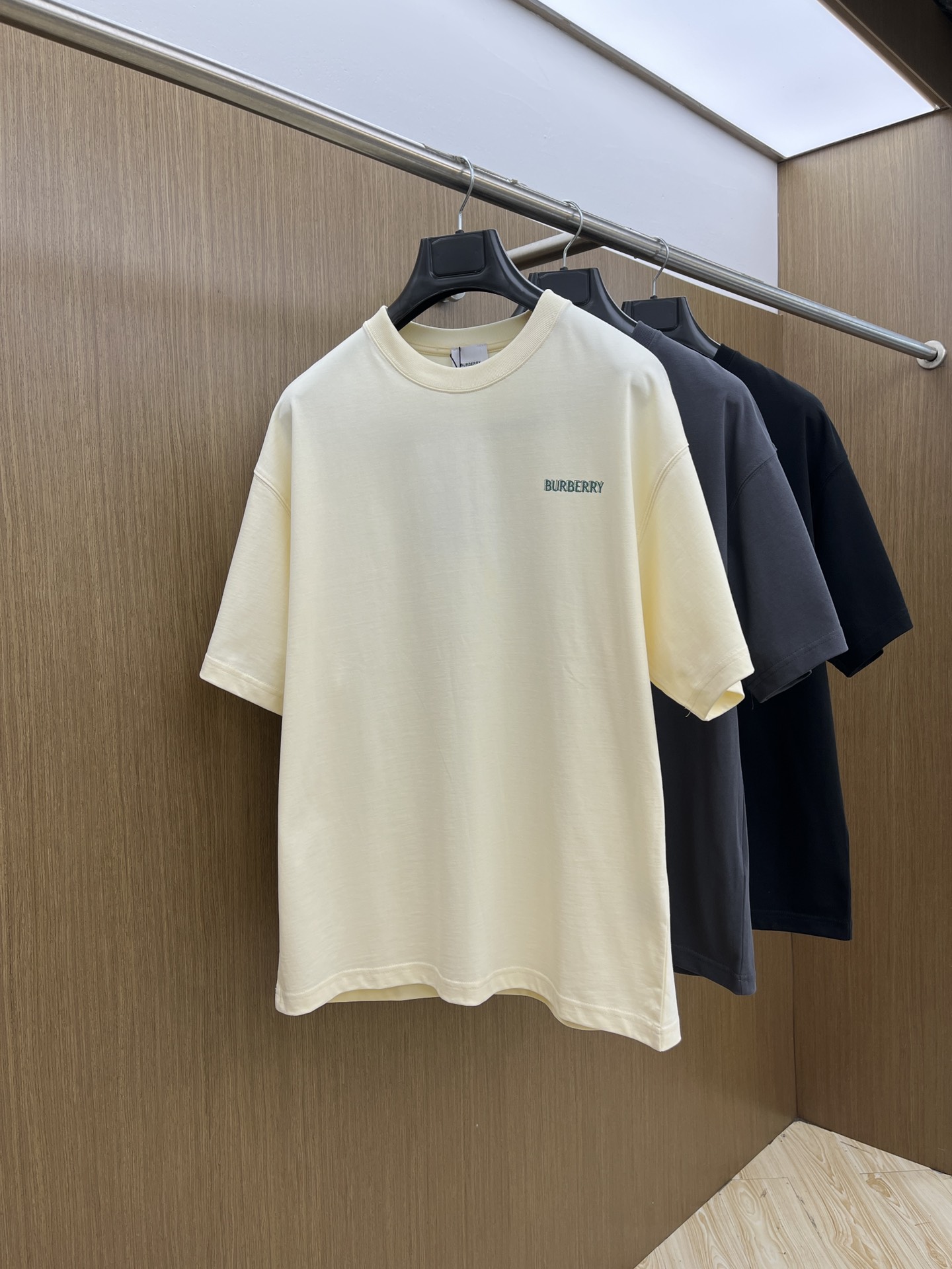 NO:437048,New product BBR Spring and summer new round neck, the latest short-sleeved round neck T-shirt in the first counter, high-end customization, avant-garde and fashionable design, brand logo heavy craftsmanship design, high-end customized original fabric, soft touch, comfortable wearing of the upper body, exquisite car line, fine workmanship, unrivaled handsome fdh man's essential items, color black. White, S-2XL, T-shirt,tees, t-shirt,alexander wang19860909新品 BBR 春夏新款圆领 首发专柜最新款短袖圆领T恤 高端订制 设计前卫时尚 品牌logo重工艺设计 高端定制原版面料 手感柔软 上身穿着舒适 专柜级别精致车线 做工精细 上身效果无敌帅气 fdh型男必备单品 颜色黑色.白色 码数S-2XL,,T-shirt,tees，t-shirt,alexander wang,Men's clothing