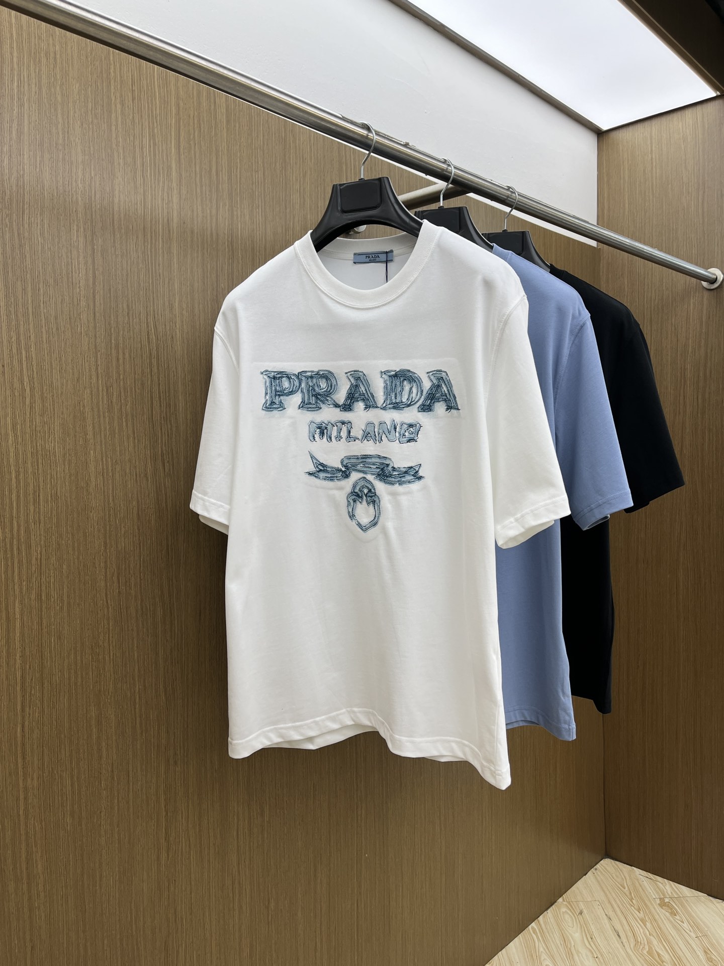 NO:437054,New product PD Spring and summer new round neck, the latest short-sleeved round neck T-shirt in the first counter, high-end customization, avant-garde and fashionable design, brand logo heavy craftsmanship design, high-end customized original fabric, soft touch, comfortable wearing of the upper body, exquisite car line, fine workmanship, unrivaled handsome fdh man's essential items, color black. White, S-2XL, T-shirt,tees, t-shirt,alexander wang19860909新品 PD 春夏新款圆领 首发专柜最新款短袖圆领T恤 高端订制 设计前卫时尚 品牌logo重工艺设计 高端定制原版面料 手感柔软 上身穿着舒适 专柜级别精致车线 做工精细 上身效果无敌帅气 fdh型男必备单品 颜色黑色.白色 码数S-2XL,,T-shirt,tees，t-shirt,alexander wang,Men's clothing