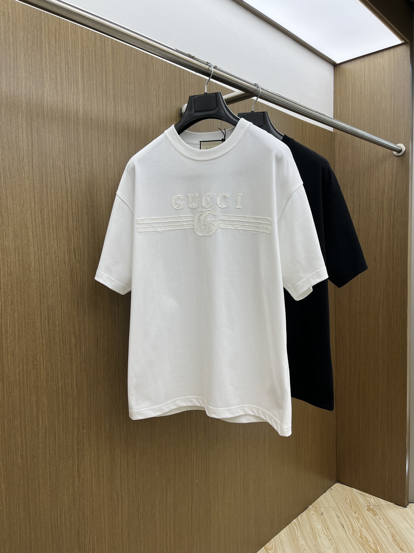 NO:437059,New product Guc Spring and summer new round neck, the latest short-sleeved round neck T-shirt in the first counter, high-end customization, avant-garde and fashionable design, brand logo heavy craftsmanship design, high-end customized original fabric, soft touch, comfortable wearing of the upper body, exquisite car line, fine workmanship, unrivaled handsome fdh man's essential items, color black and white, S-2XL, gucci, T-shirt,tees, t-shirt,alexander wang19860909新品 Guc 春夏新款圆领 首发专柜最新款短袖圆领T恤 高端订制 设计前卫时尚 品牌logo重工艺设计 高端定制原版面料 手感柔软 上身穿着舒适 专柜级别精致车线 做工精细 上身效果无敌帅气 fdh型男必备单品 颜色黑色.白色 码数S-2XL,,gucci,T-shirt,tees，t-shirt,alexander wang,Men's clothing