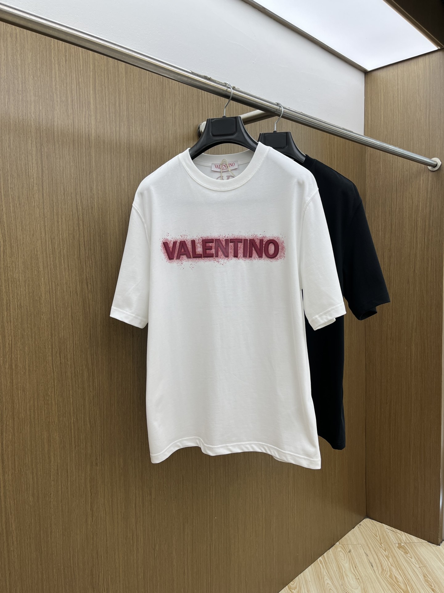 NO:437064,New product Vltn Spring and summer new round neck, the latest short-sleeved round neck T-shirt in the first counter, high-end customization, avant-garde and fashionable design, brand logo heavy craftsmanship design, high-end customized original fabric, soft touch, comfortable wearing of the upper body, exquisite car line, fine workmanship, unrivaled handsome fdh man's essential items, color black. White, S-2XL, T-shirt,tees, t-shirt,alexander wang19860909新品 Vltn 春夏新款圆领 首发专柜最新款短袖圆领T恤 高端订制 设计前卫时尚 品牌logo重工艺设计 高端定制原版面料 手感柔软 上身穿着舒适 专柜级别精致车线 做工精细 上身效果无敌帅气 fdh型男必备单品 颜色黑色.白色 码数S-2XL,,T-shirt,tees，t-shirt,alexander wang,Men's clothing