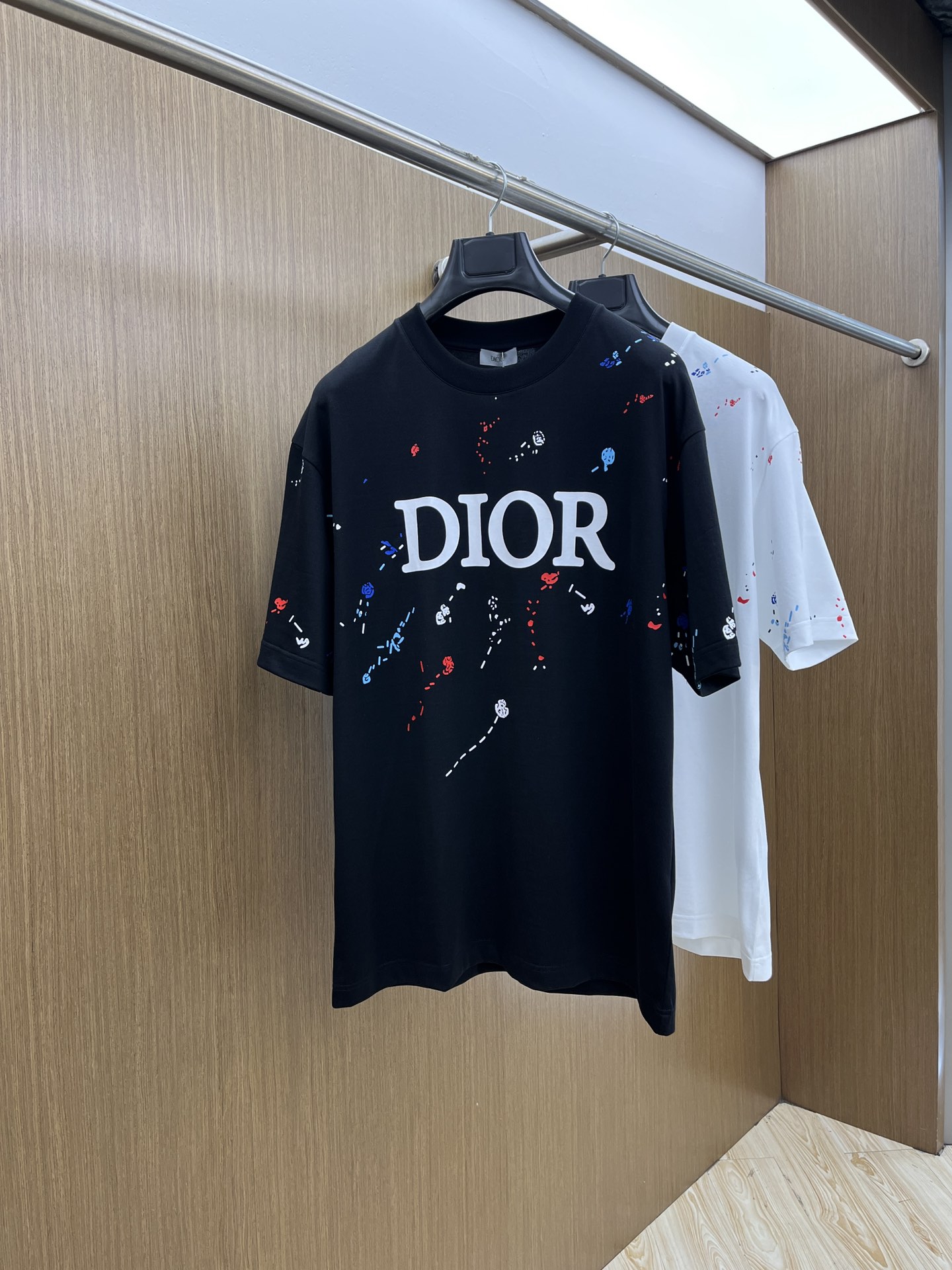 NO:411047,New CD high-end customization 2025 spring and summer new first-time counter latest short-sleeved round-neck T-shirt high-end customization design avant-garde and fashionable!  Brand logo heavy craft design, high-end customized mercerated cloud cotton fabric, soft feel, comfortable to wear, exquisite counter-level car line, fine workmanship, invincible and handsome upper body effect!  A must-have item for handsome men!  Color black white bld code number M-3XL, T-shirt,tees,t-shirt,alexander wang19860909新款 CD 高端定制 2025春夏新款首发专柜最新款短袖圆领T恤 高端订制 设计前卫时尚！品牌logo重工艺设计 高端定制丝光云朵棉面料.手感柔软.穿着舒适.专柜级别精致车线.做工精细.上身效果无敌帅气！型男必备单品！ 颜色黑色 白色 bld码数M-3XL,,T-shirt,tees，t-shirt,alexander wang,Men's clothing