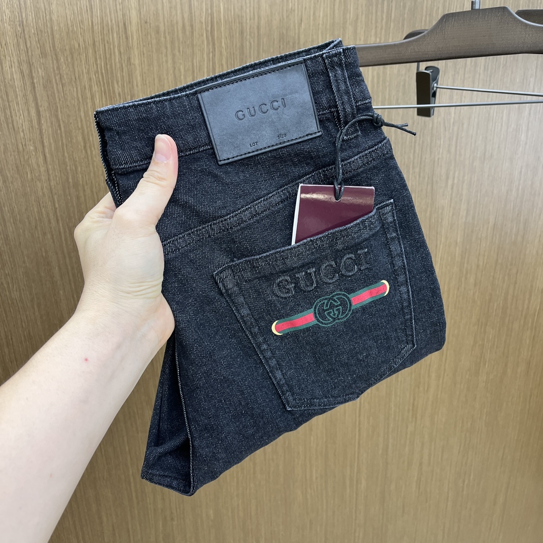 NO:427690,Price adjustment New Guc high-end customization, the latest jeans in early spring 2025 are released simultaneously on the counter. Original customization reproduction. Customer-supplied hardware and accessories. Original quality. Imported denim fabric heavy-duty washing. Boutique leather brands. Fine workmanship and excellent upper body!  FMZ preferred single product number 30-38 no 35.37, gucci, jeans, alexander wang19860909调价 新款 Guc 高端定制、2025早春最新款牛仔裤 柜台同步发售 原版定制复刻 客供五金辅料 原单品质 进口牛仔面料重工洗水 精品皮牌 做工走线精细 上身绝佳！fmz优选单品 码数30-38无35.37,,gucci,jeans,alexander wang,Men's clothing