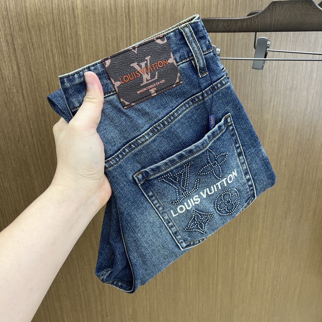 NO:427699,Price adjustment New LV high-end customization, the latest jeans in early spring 2025 are released simultaneously on the counter. Original custom reproduction. Customer-supplied hardware and accessories. Original quality. Imported denim fabric heavy-duty washing. Boutique leather brand. Fine workmanship and excellent upper body!  FMZ preferred single product number 30-38 no 35.37, louis vuitton,jeans,alexander wang19860909调价 新款 LV 高端定制、2025早春最新款牛仔裤 柜台同步发售 原版定制复刻 客供五金辅料 原单品质 进口牛仔面料重工洗水 精品皮牌 做工走线精细 上身绝佳！fmz优选单品 码数30-38无35.37,,louis vuitton,jeans,alexander wang,Men's clothing