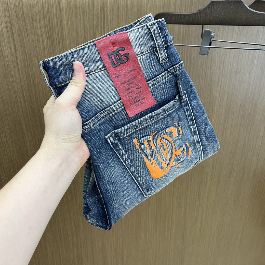 NO:427705,Price adjustment New DG high-end customization, the latest jeans in early spring 2025 are released simultaneously on the counter. Original customization replicas. Customer-supplied hardware and accessories. Original quality. Imported denim fabric heavy-duty washing. Boutique leather brands. Fine workmanship and excellent upper body!  FMZ preferred single product number 30-38 no 35.37, jeans, alexander wang19860909调价 新款 DG 高端定制、2025早春最新款牛仔裤 柜台同步发售 原版定制复刻 客供五金辅料 原单品质 进口牛仔面料重工洗水 精品皮牌 做工走线精细 上身绝佳！fmz优选单品 码数30-38无35.37,,jeans,alexander wang,Men's clothing