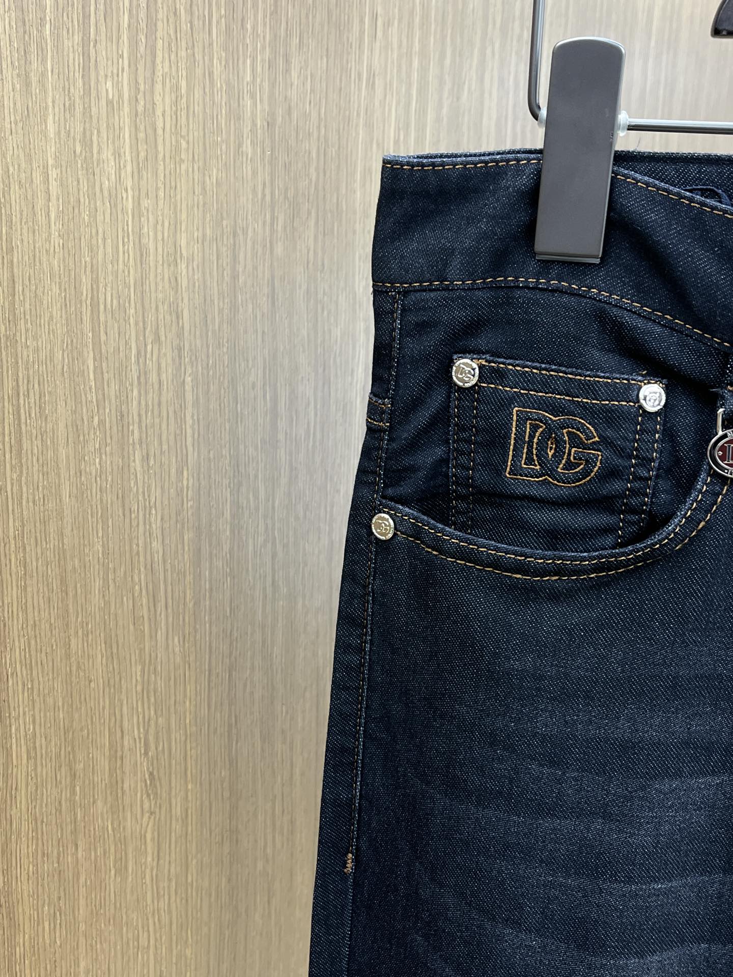 新品 DG 🔥春夏新品休闲牛仔裤 官网同步发售，裤身工艺设计，进口客供辅料、东欧牛仔面料定制，代工厂出品