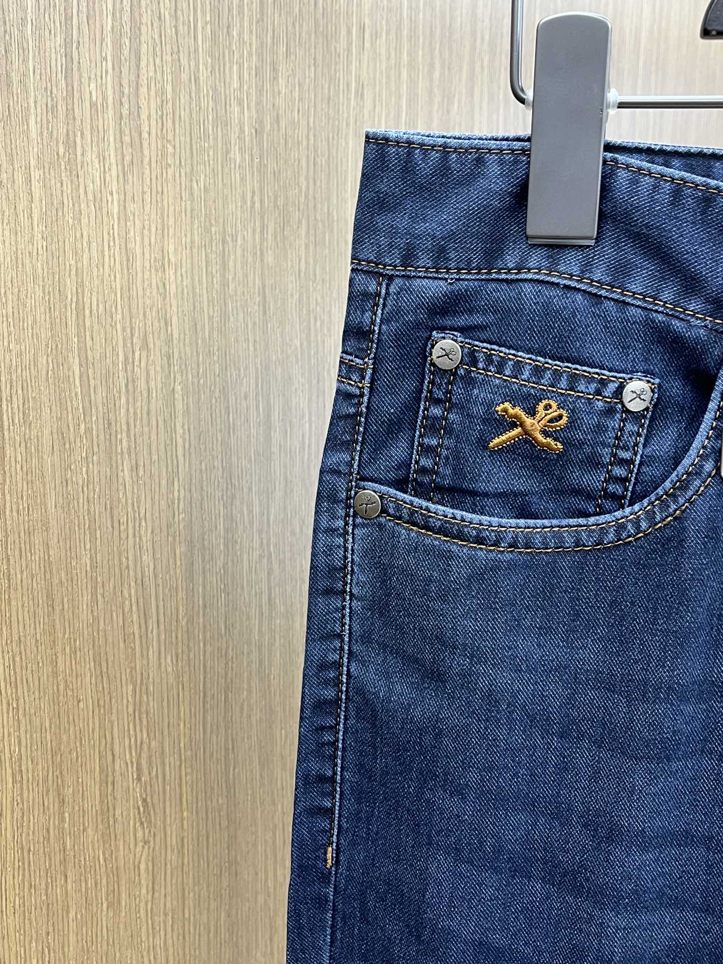 新品 TRA🔥春夏新品休闲牛仔裤 官网同步发售，裤身工艺设计，进口客供辅料、东欧牛仔面料定制，代工厂出品