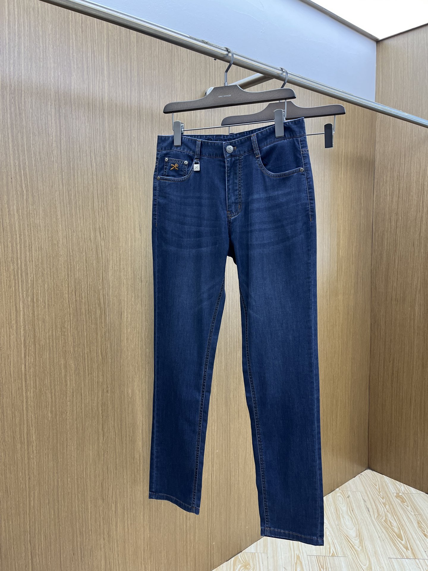 新品 TRA🔥春夏新品休闲牛仔裤 官网同步发售，裤身工艺设计，进口客供辅料、东欧牛仔面料定制，代工厂出品