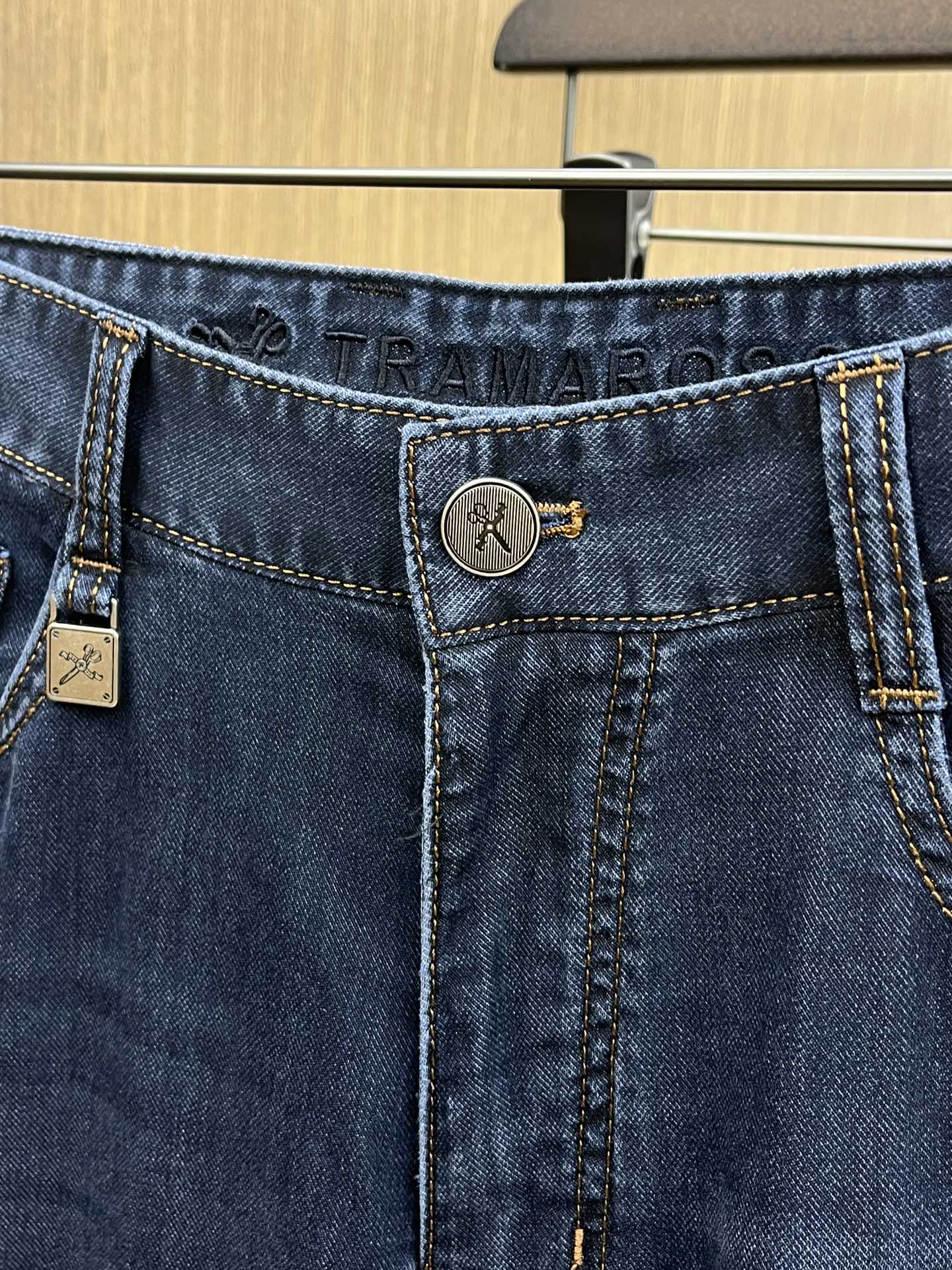 新品 TRA🔥春夏新品休闲牛仔裤 官网同步发售，裤身工艺设计，进口客供辅料、东欧牛仔面料定制，代工厂出品
