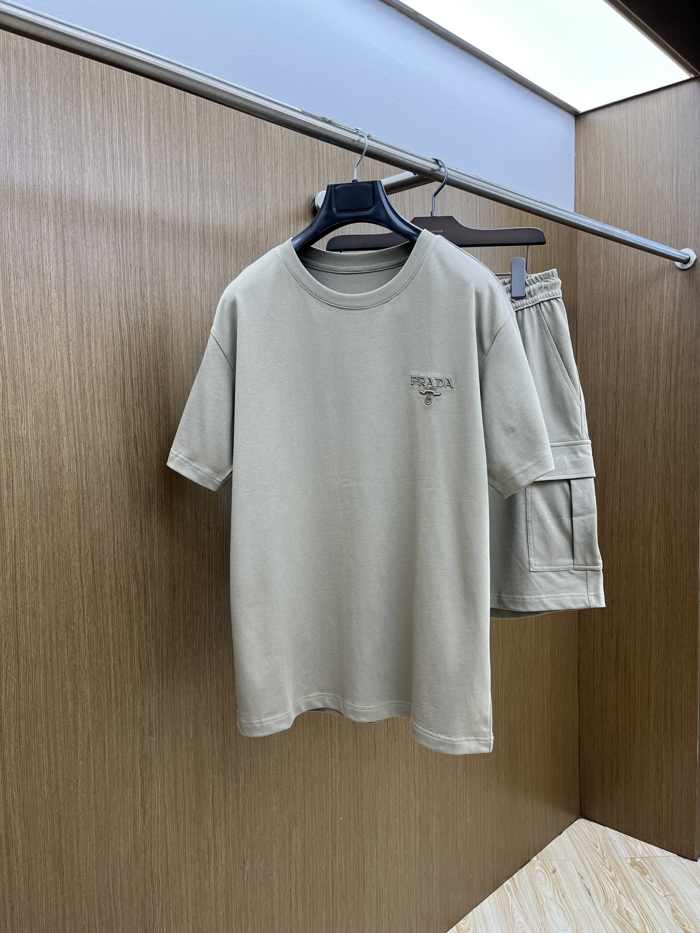 NO:511679,/Set PD 1955ss Summer New Product Casual Set!  Exclusive custom sweatshirt cotton fabric, celebrities’ favorite fashion-flavored casual suit, simple and generous, embroidered webbing design, craft design!  Clean and neat tailored, full of urban style. It is available for exclusive top-quality custom fabrics, soft and dry, and the upper body has a crisp and stylish effect. The three-dimensional cutting process, the style is high-standard, the right and right silhouette version is not tight, just feel good when worn. Such a large number of top-quality raw materials create high-end products with unparalleled value. The first choice for high-end fashion and fashion people, the bok upper body effect is super good!  Size M-3XL, hoodie, sweatshirts, alexander wang19860909/套 PD 1955ss夏季新品休闲套装！独家定制卫衣棉面料,明星最爱时装味休闲套装 简单大方 刺绣织带设计 工艺设计！干净利落剪裁 都市风十足 可供独家顶级定制面料,手感软糯干爽,上身效果挺括有型.立体裁剪工艺,版型上都是高标准,恰当好处的廓型版,又恰恰不紧绷,穿上心情就好,如此众多的顶级原料,打造出价值感无与伦比的高端产品,高端潮流时尚人士首选,bok上身效果超级好看！ 尺码M-3XL,,hoodie,sweatshirts,alexander wang,Men's clothing